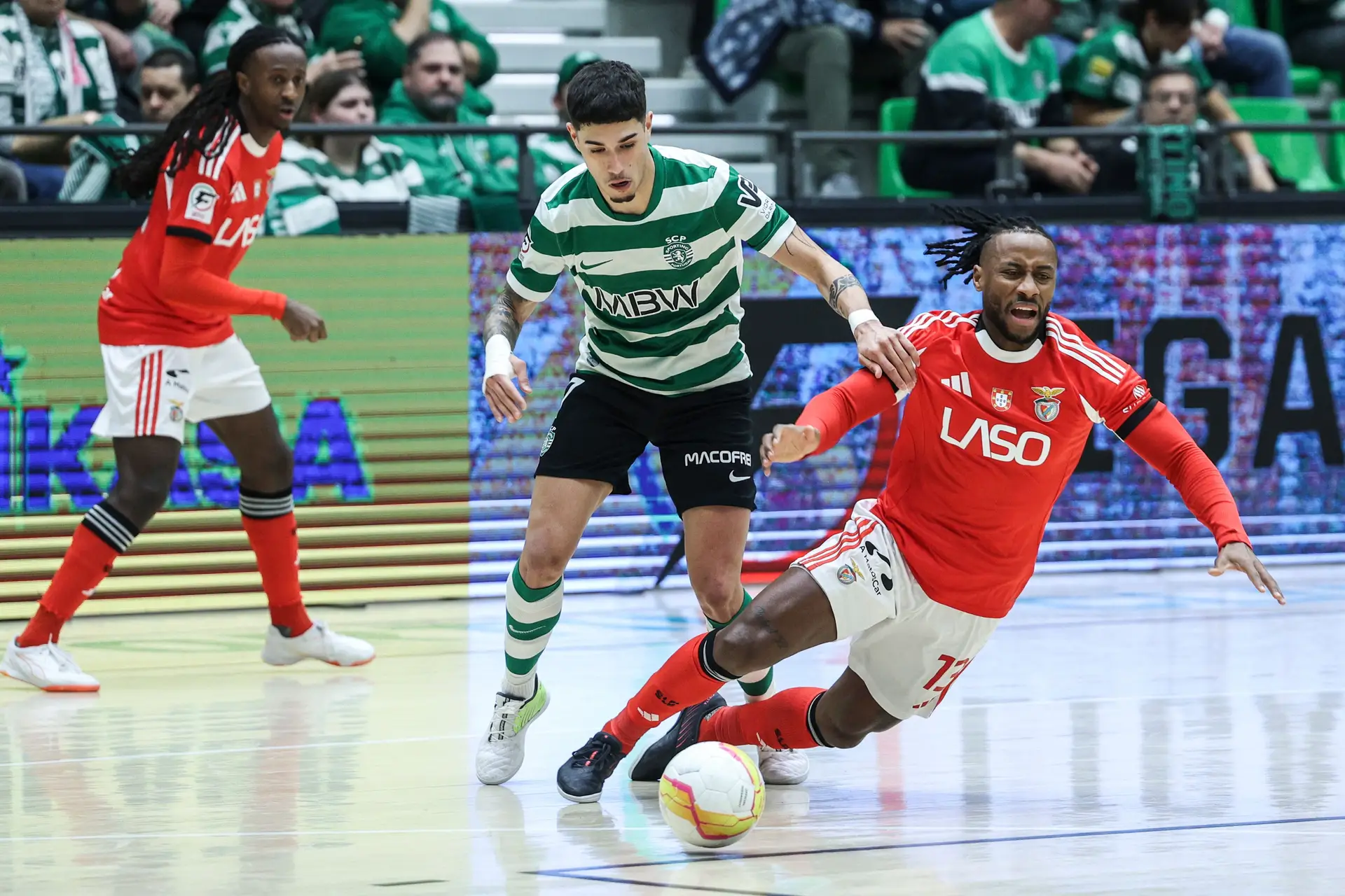 Diogo Santos (Sporting) disputa a bola com Pany (Benfica) durante o jogo da 16.ª jornada da Liga de Futsal, disputado no Pavilhão João Rocha