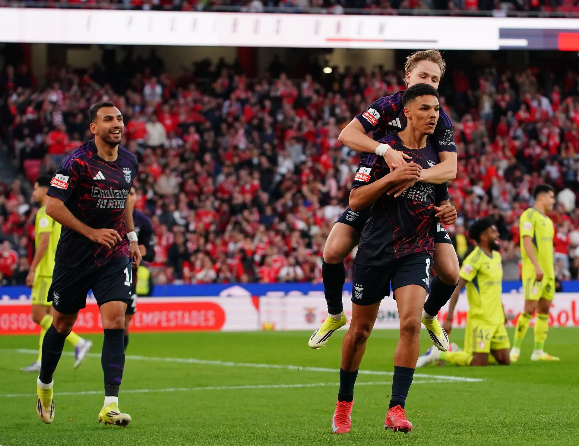 Benfica encontrou tranquilidade no meio do furacão