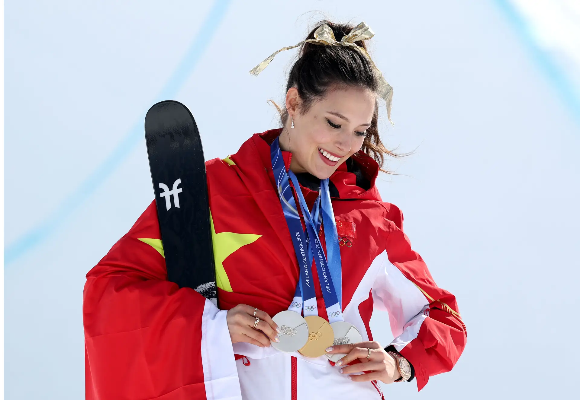 Sempre com o pé nos dois mundos, Eileen Gu esperou até ao último dia para conquistar o seu ouro nos Jogos Olímpicos de 2026