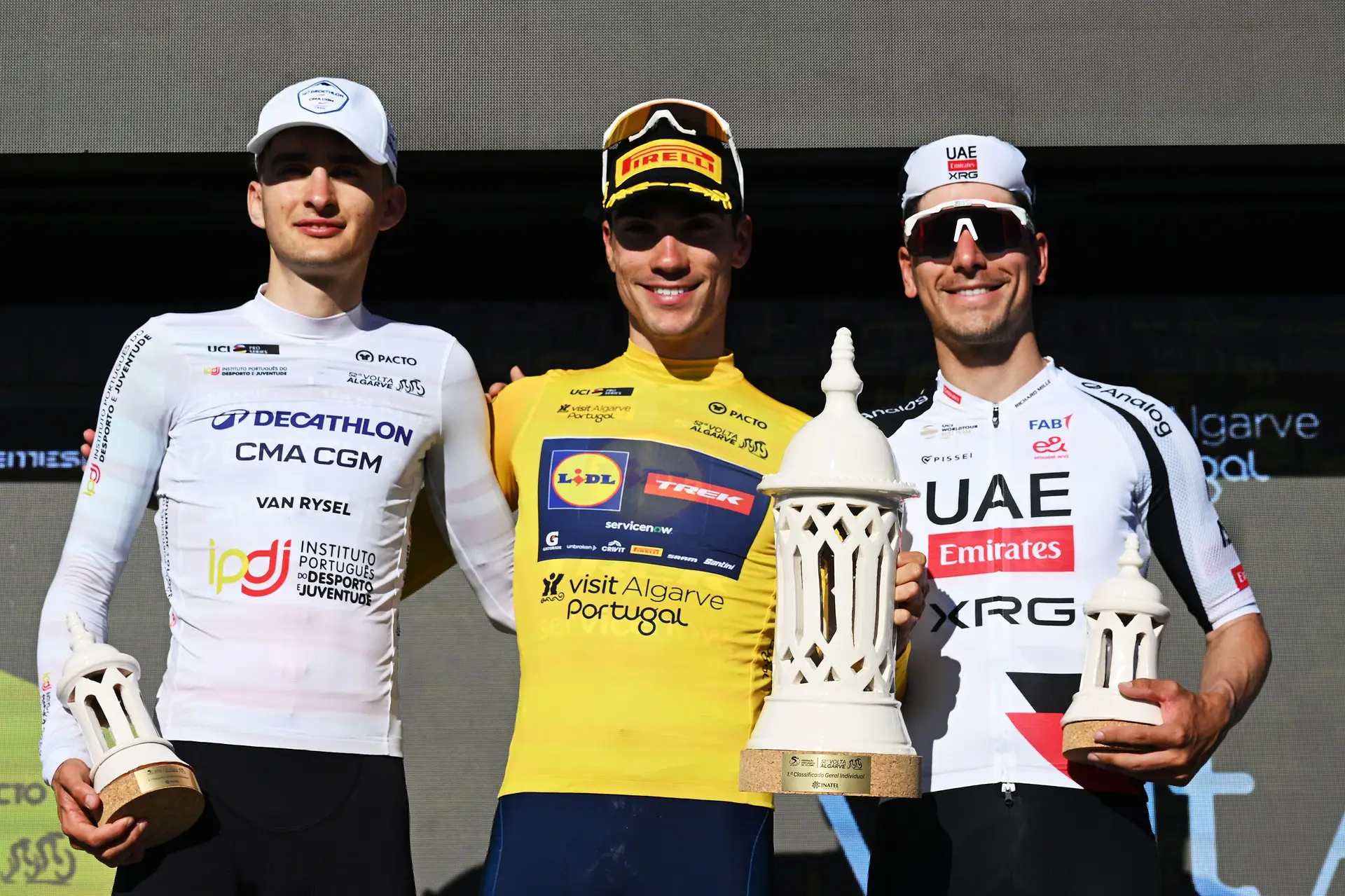 Juan Ayuso, de amarelo, foi o vencedor da Volta ao Algarve de 2026, onde João Almeida fez 3º