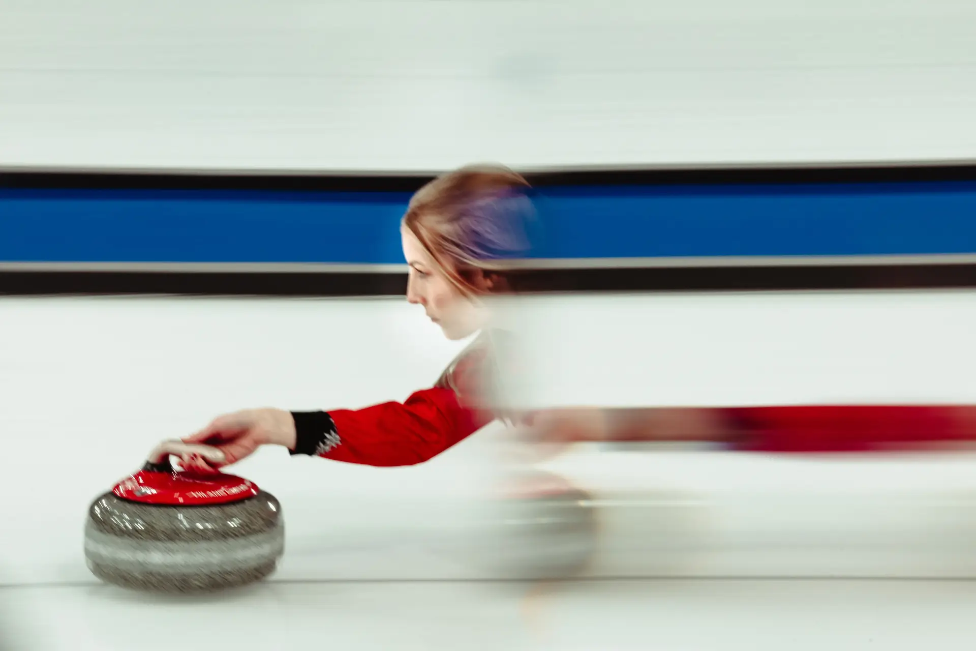A suíça Briar Schwaller-Huerlimann a competir no curling, modalidade que proporcionou das imagens mais visualmente apelativas (com truques fotográficos à mistura) em Milão-Cortina