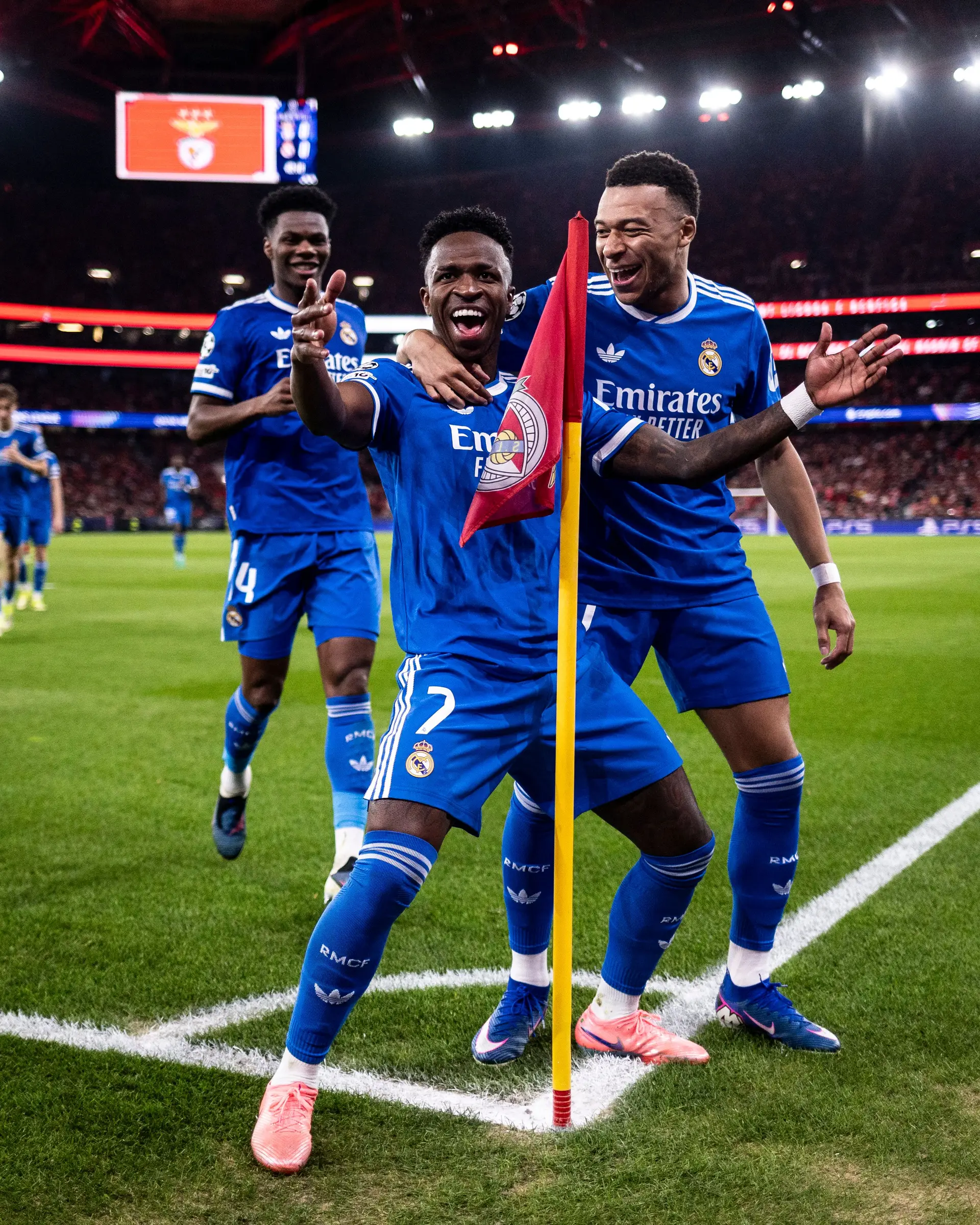 Vinícius Júnior a celebrar o golo que marcou ao Benfica, junto à bandeirola de canto do Estádio da Luz