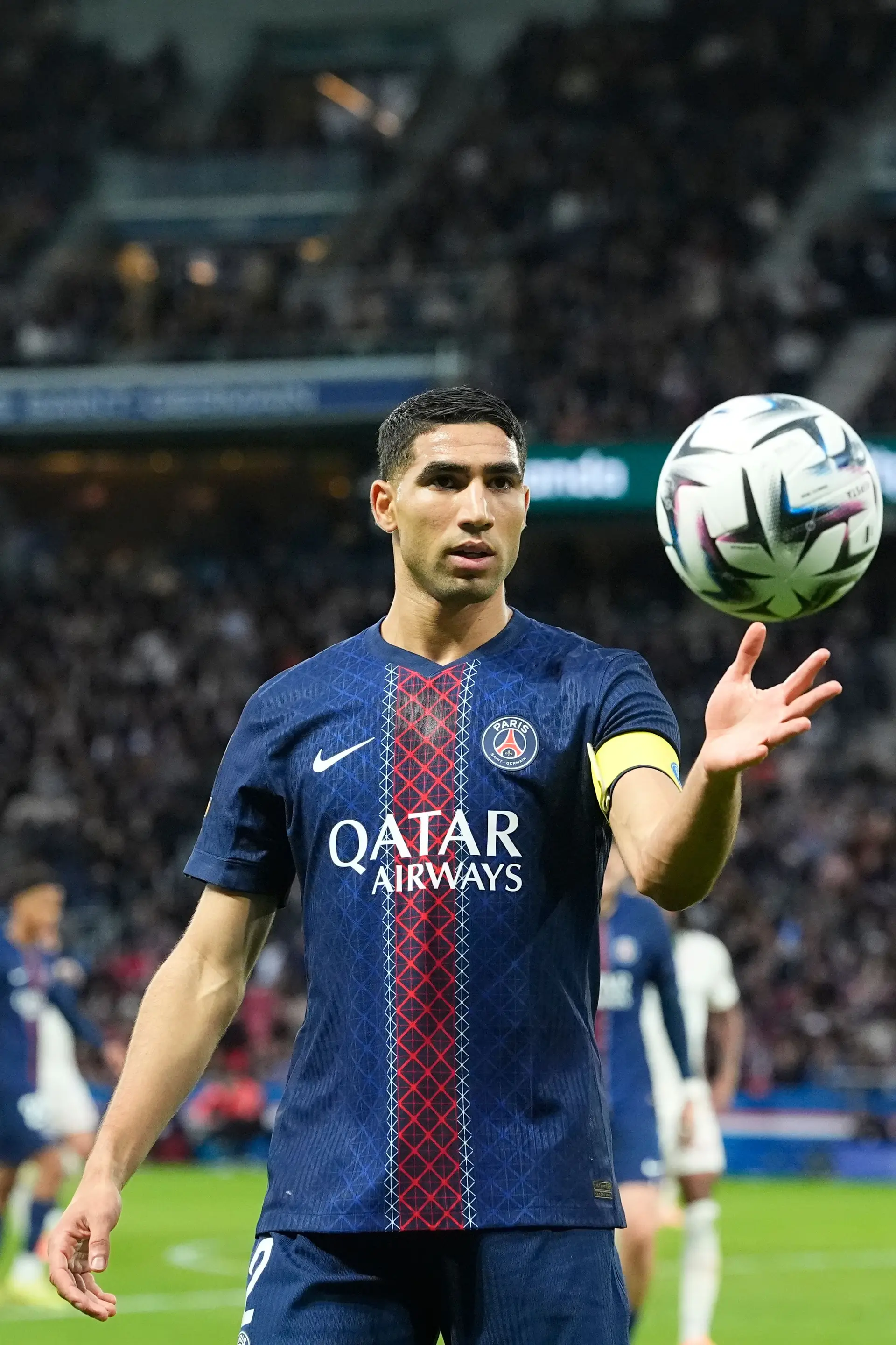 Achraf Hakimi joga no Paris Saint-Germain desde 2021 e é um dos seus capitães de equipa