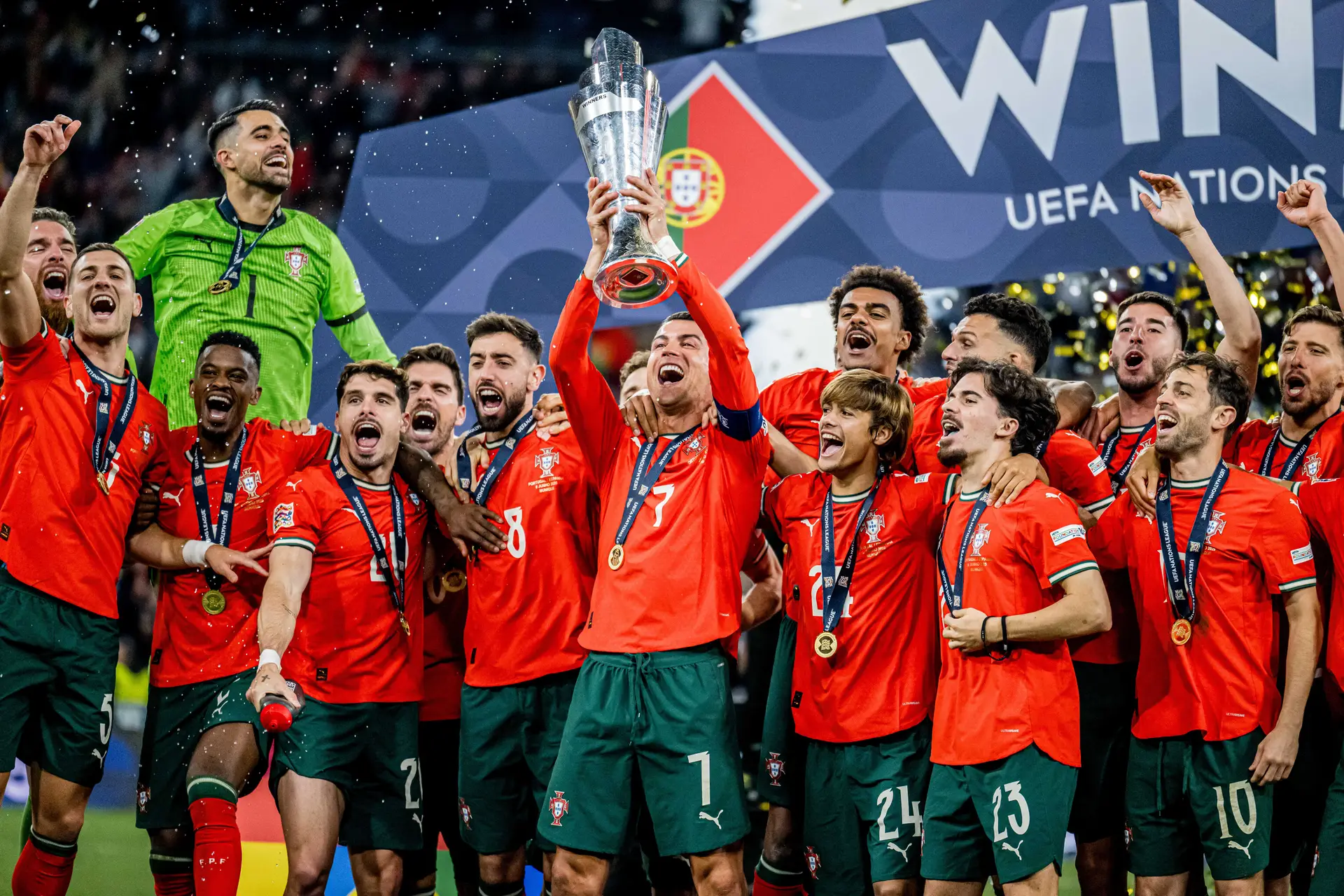 Os jogadores da seleção nacional a celebrarem a conquista da Liga das Nações, em 2025. Na próxima década, a FPF quer que Portugal conquistou um Campeonato da Europa ou do Mundo