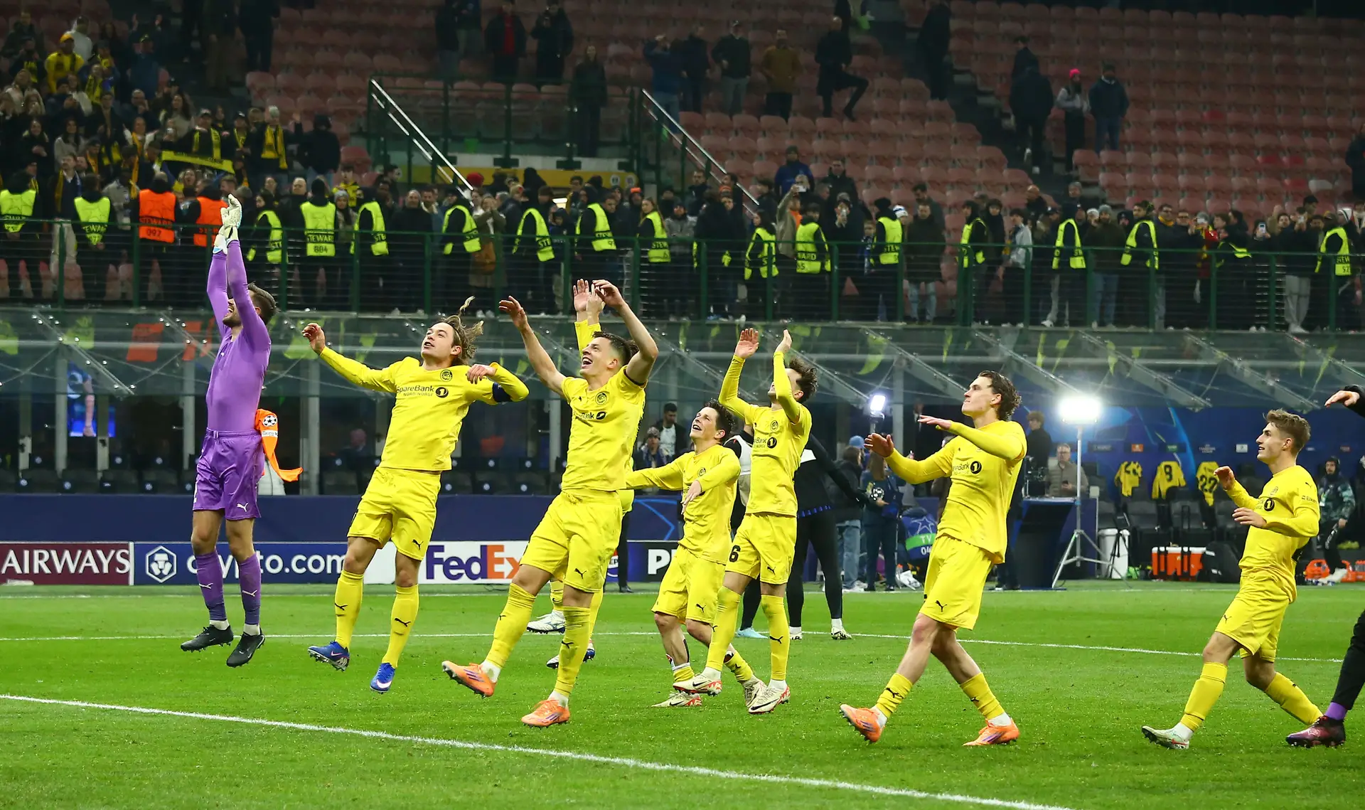 Os jogadores do Bodø/Glimt a celebrarem a vitória contra o Inter no estádio Giuseppe Meazza, em Milão. É a equipa localizada mais a norte a disputar a Champions e a primeira da Noruega a alcançar os oitavos de final