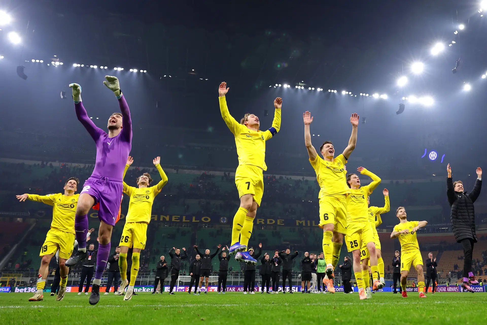 Os jogadores do Bodø/Glimt, com o capitão Patrick Berg ao centro, a festejarem a vitória contra o Inter e a passagem aos oitavos de final da Champions - na primeira época em que jogam na prova