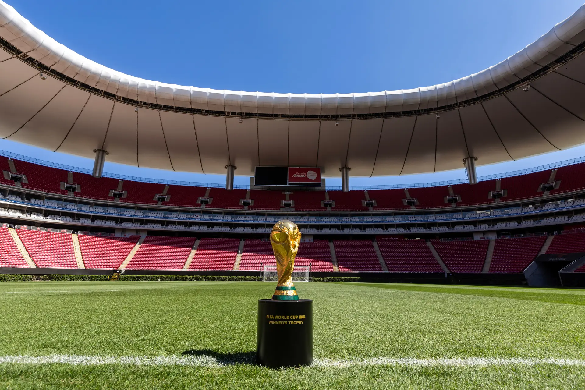 O troféu Jules Rimet, atribuído ao vencedor do Campeonato do Mundo, no meio do relvado do estádio de Guadalajara, no México, que vai receber quatro jogos do Mundial