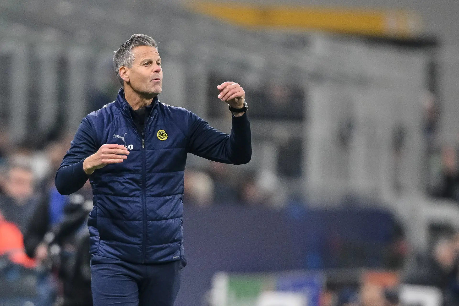 Kjetil Knutsen, treinador do Bodø/Glimt, a dar instruções aos jogadores durante a partida da 2ª mão do play-off de acesso aos oitavos de final da Liga dos Campeões contra o Inter de Milão