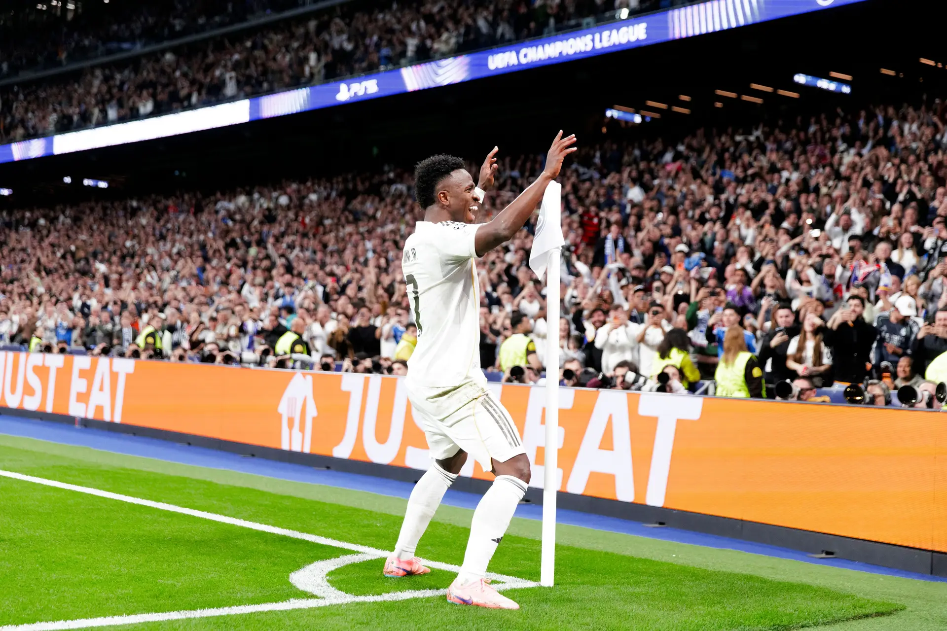 “É uma vitória para quem está contra o racismo”: frente ao Benfica, Vini Jr. voltou a marcar e voltou a dançar