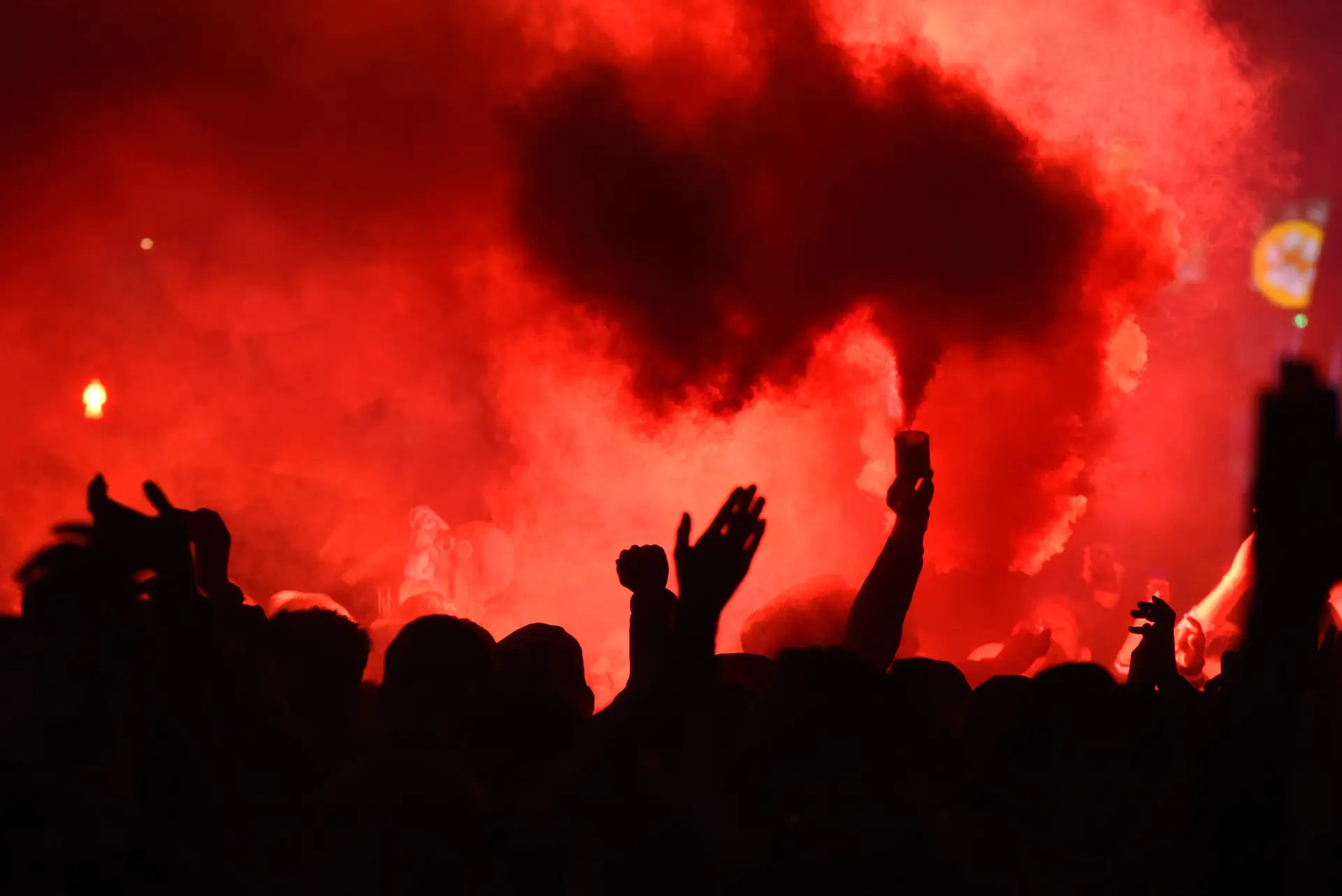 Nos anos 80 e 90 do século passado era mais fácil para as polícias identificarem os adeptos que se envolviam em cenas de violência, até porque, regra geral, envergavam as cores do seu clube