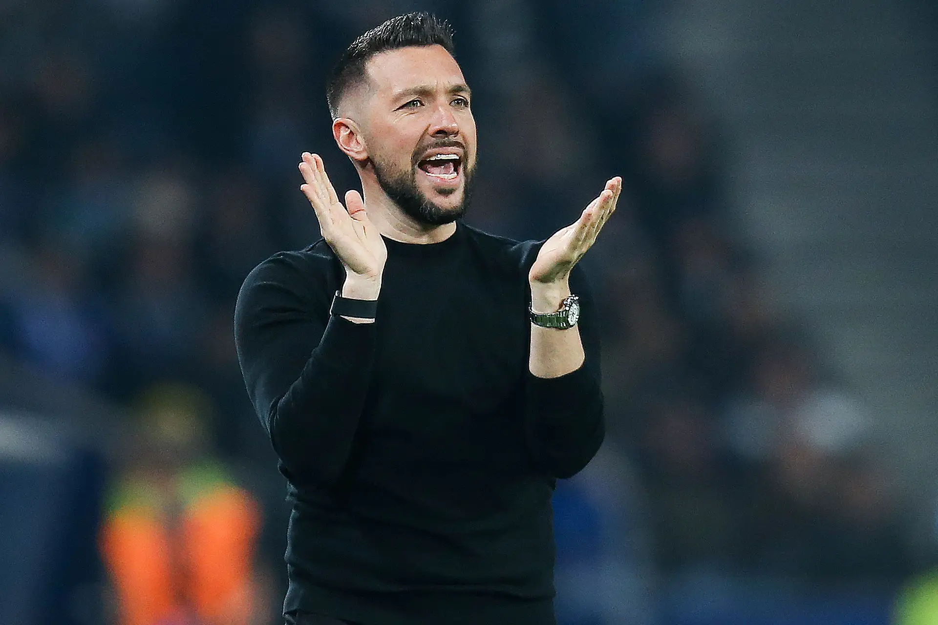 Francesco Farioli a aplaudir a sua equipa durante o jogo do FC Porto com o Arouca, no Estádio do Dragão