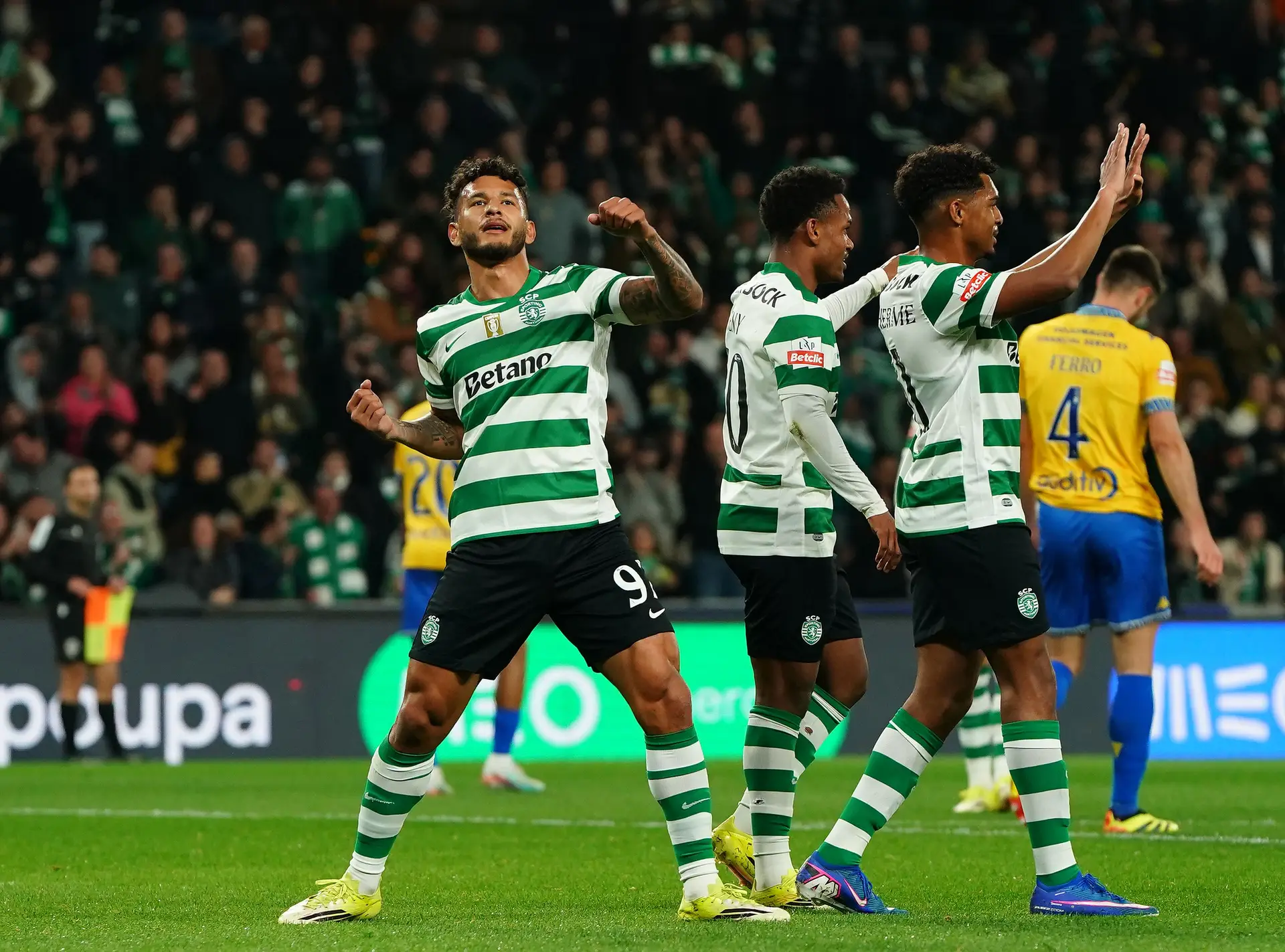 Luis Suárez bisou na vitória do Sporting 