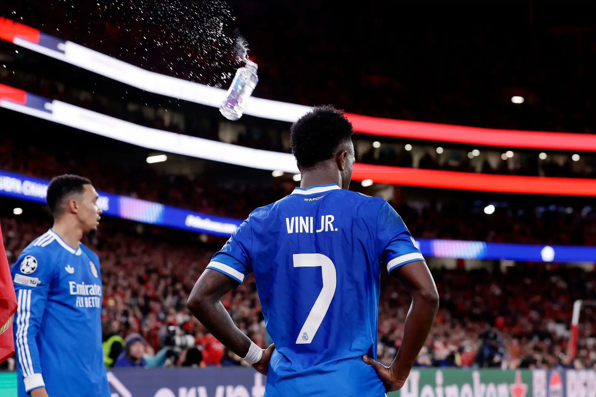 Uma garrafa atirada por adeptos da bancada no Estádio da Luz que rasou Vinícius Júnior durante o Benfica-Real Madrid, jogo em que Prestianni foi acusado de proferir um insulto racista contra o jogador brasileiro