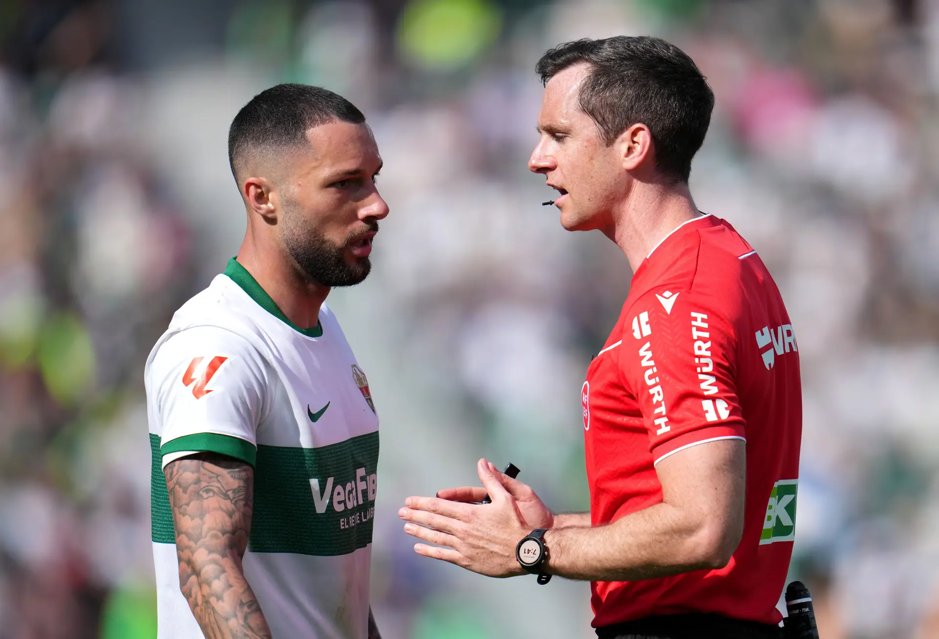 O árbitro Galech Apezteguía fala com Tete Morente durante o Elche-Espanyol