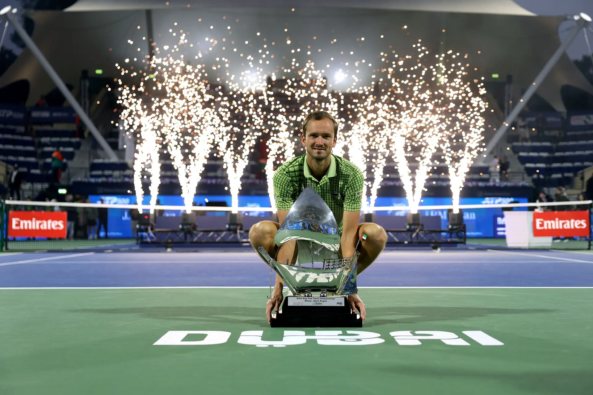 Daniil Medvedev, no Dubai, a posar com o troféu de vencedor do torneio ATP 500 local perante umas bancadas vazias: as retaliações do Irão contra os países vizinhos já tinham começado