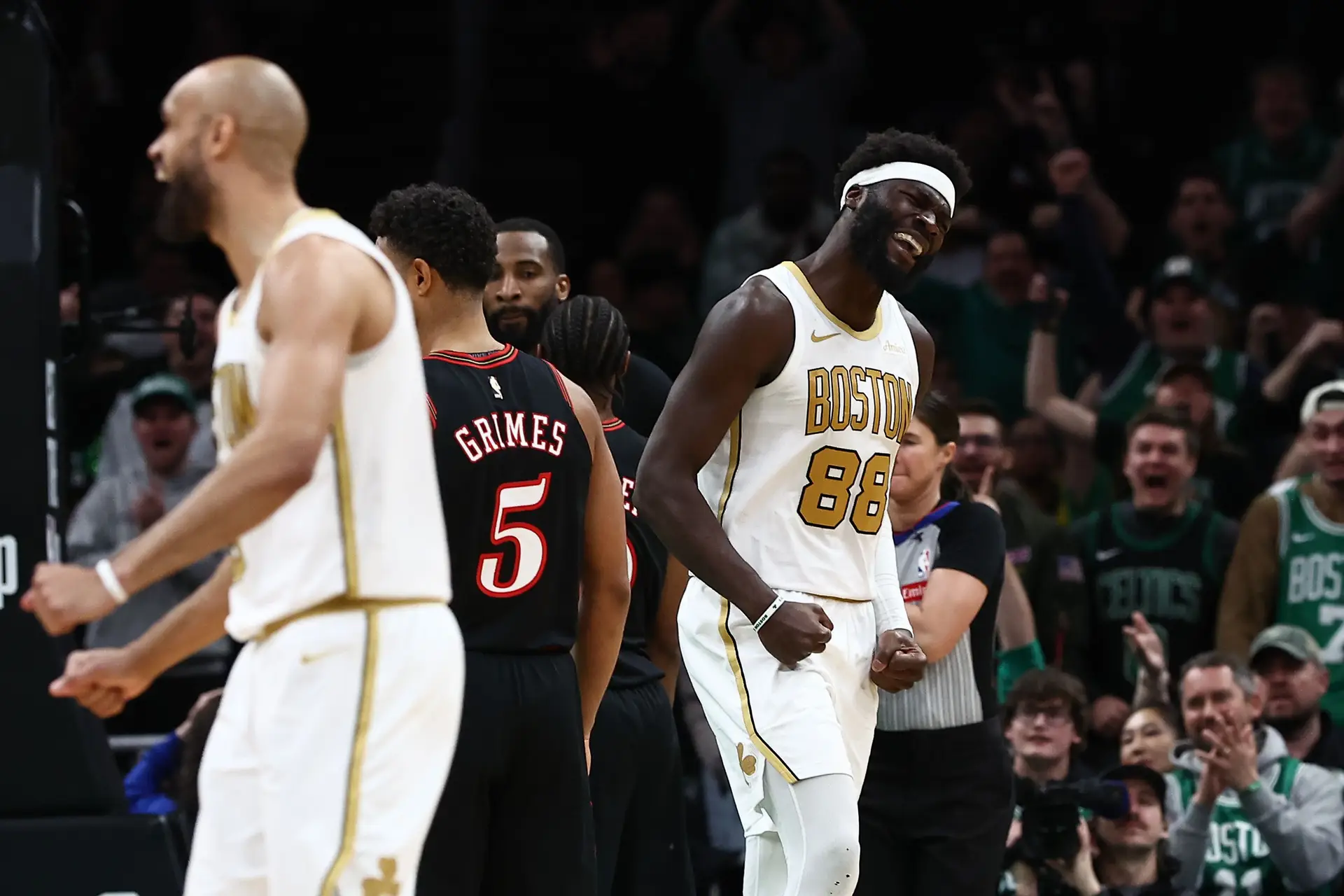 Neemias Queta a festejar durante o jogo dos Boston Celtis contra os Philadelphia 76ers, no qual foi um dos jogadores em destaque
