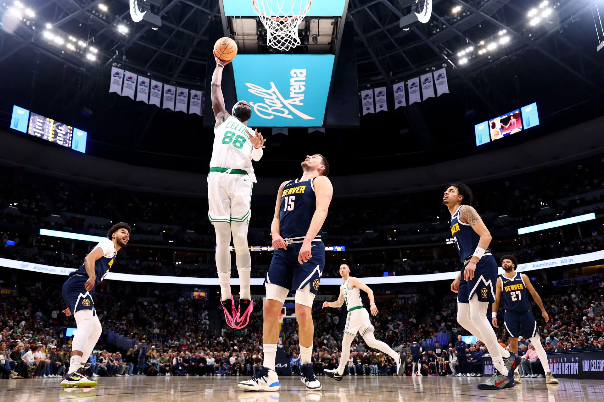 Neemias Queta a afundar na cara de Nikola Jokic durante um jogo entre os Boston Celtics e os Denver Nuggets