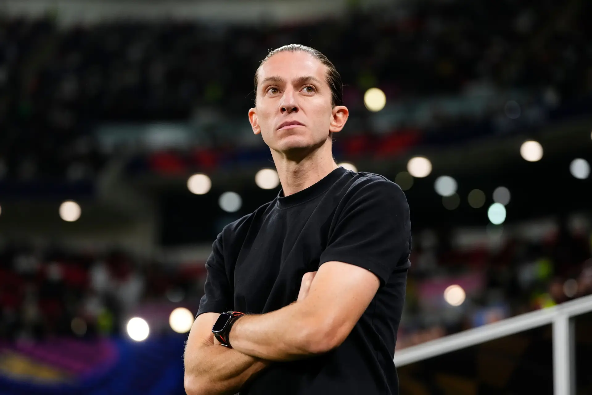 Filipe Luís diante do banco do Flamengo durante o jogo da Recopa Sul-Americana, a Supertaça que junta os vencedores das duas provas mais importantes do continente