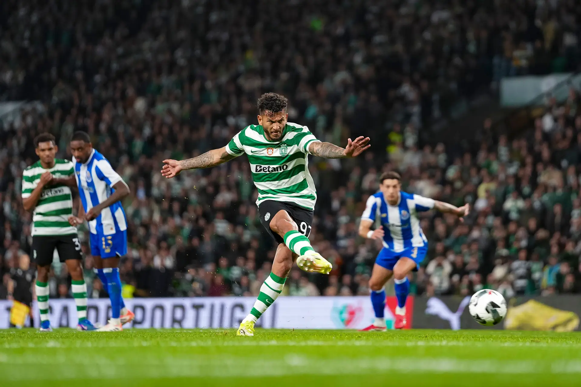 O colombiano chegou ao 30º golo na temporada