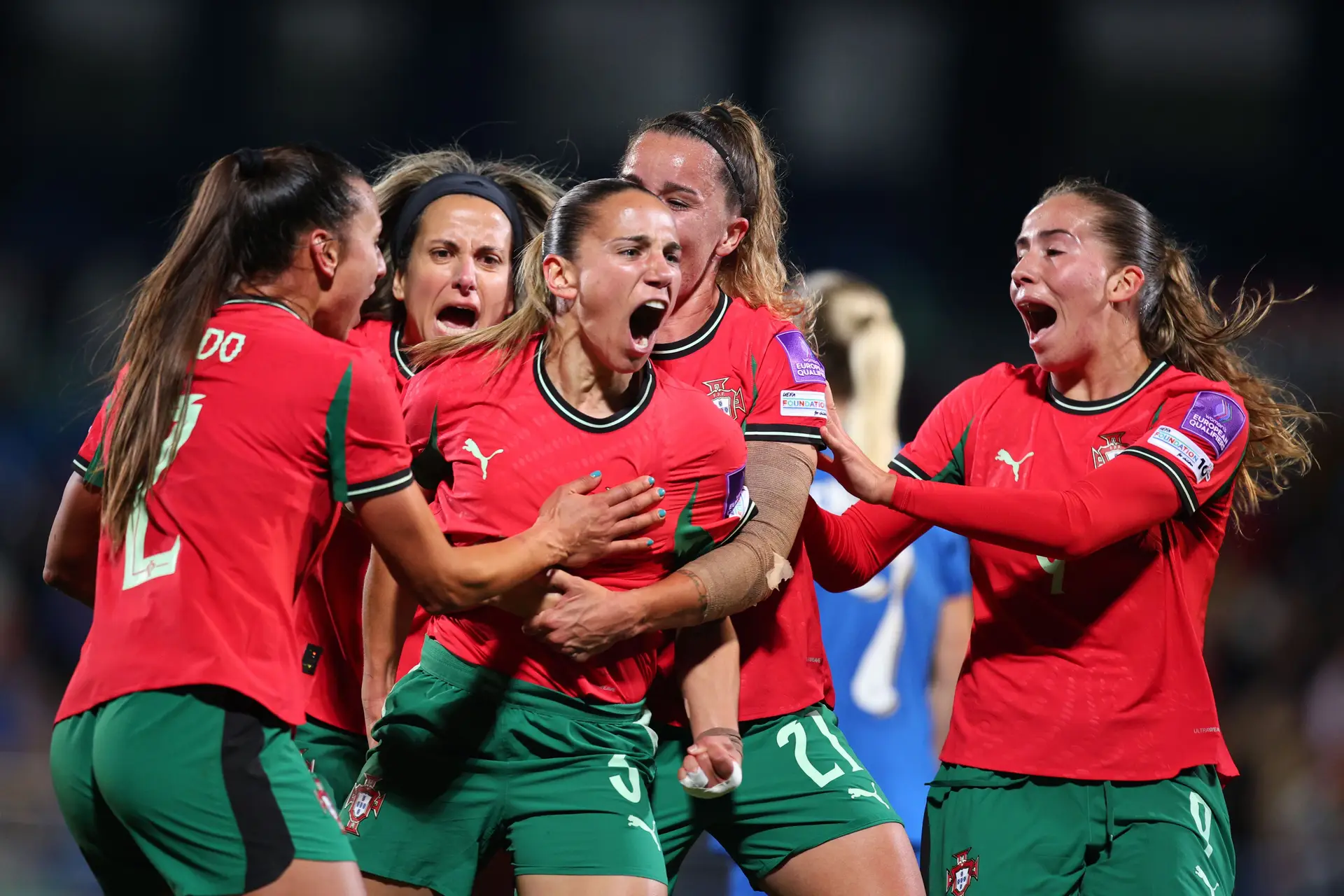 As jogadoras da seleção nacional feminina a abraçarem Lúcia Alves durante o festejo do grande golo marcado pela defesa do Benfica