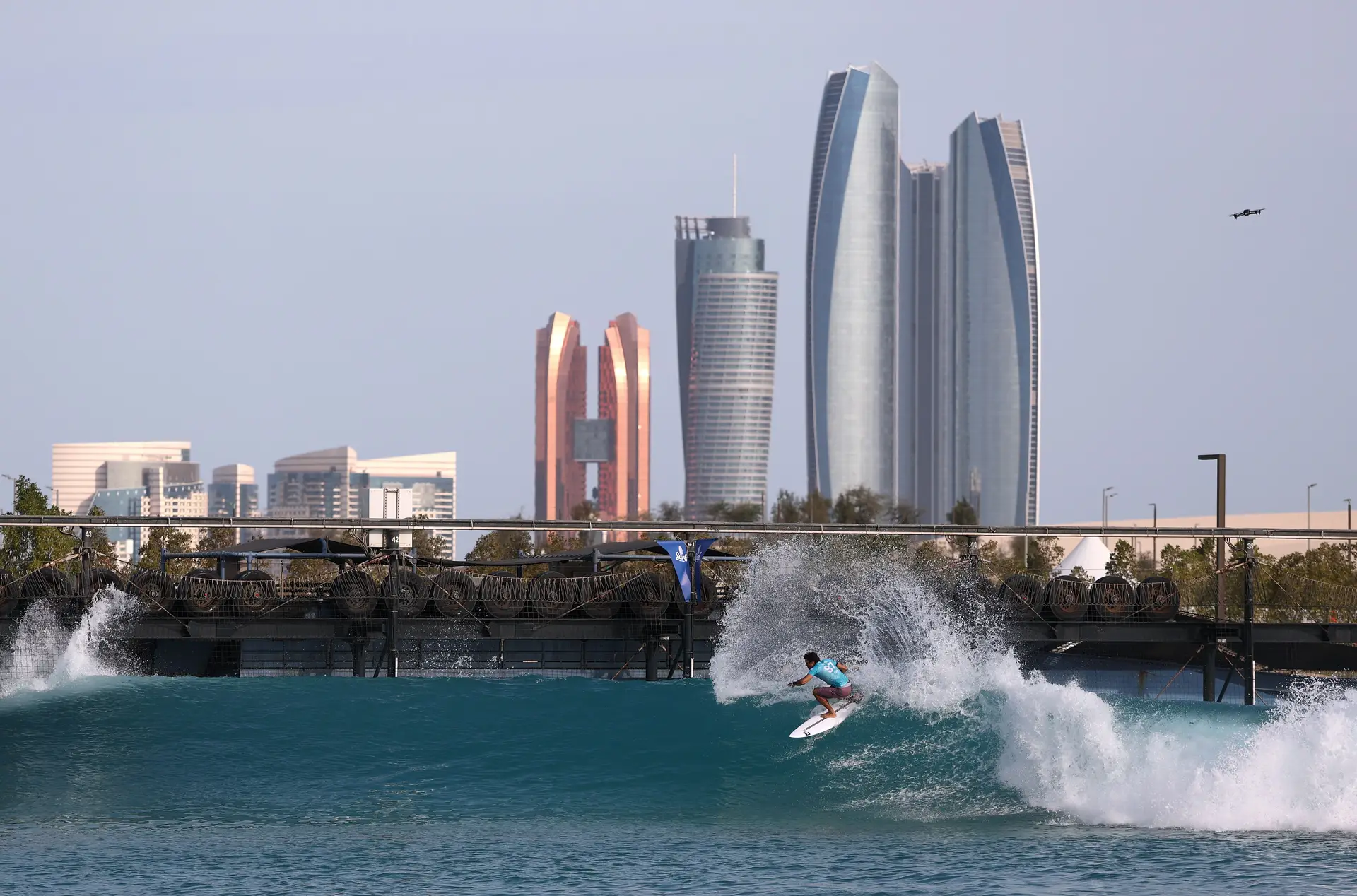O brasileiro Ian Gentil numa onda do Surf Abu Dhabi, em fevereiro de 2025, quando o circuito mundial parou na piscina de ondas artificiais dos Emirados Árabes Unidos