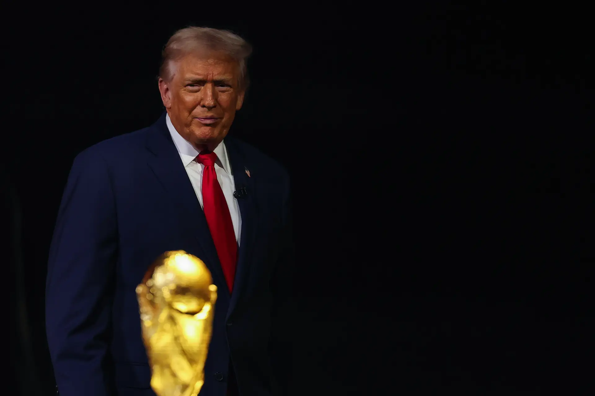 Donald Trump, presidente dos EUA, com o troféu do Mundial em dezembro, durante a cerimónia de sorteio da fase de grupos do torneio, que aconteceu em Washington
