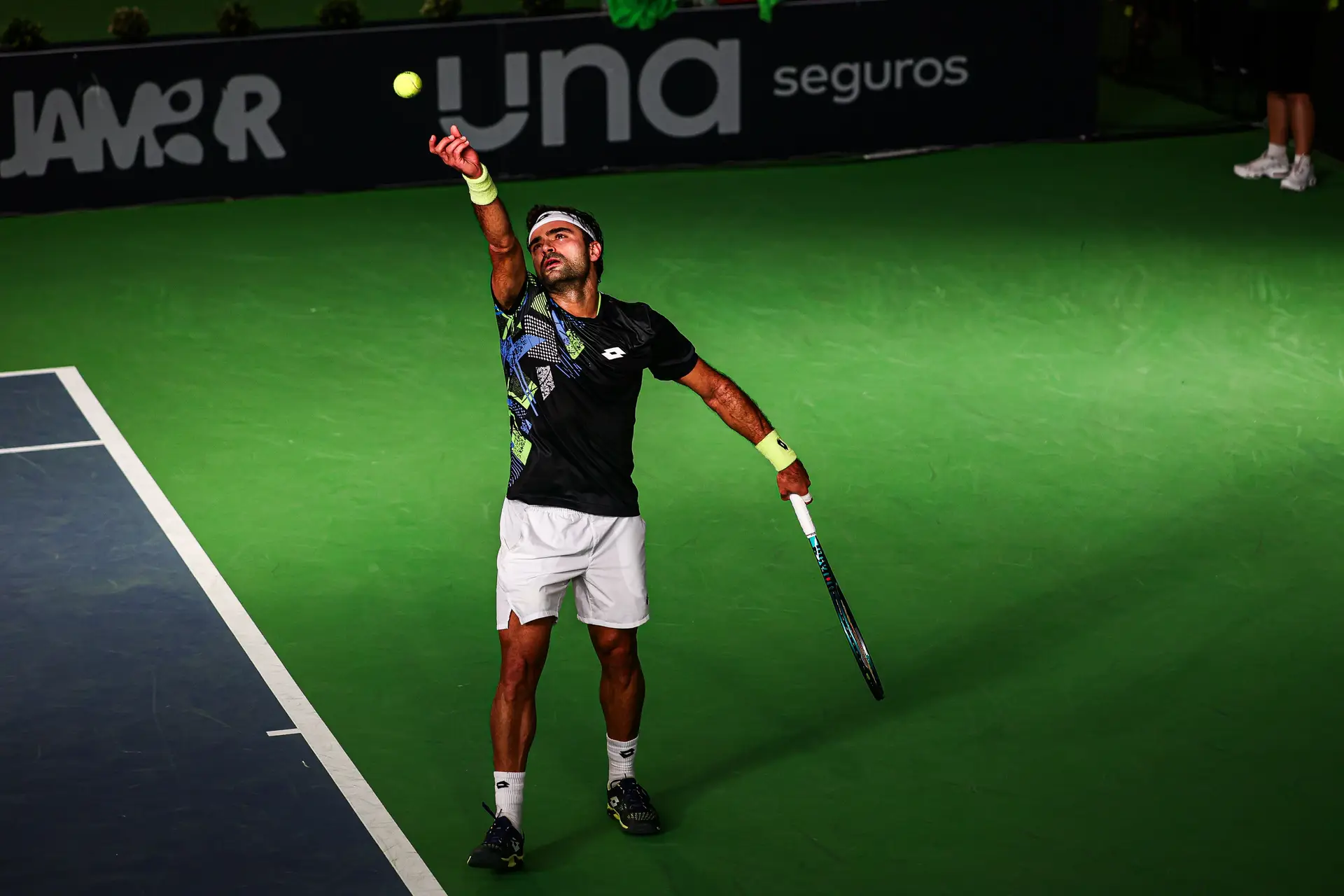 Frederico Silva a preparar-se para bater um serviço durante um jogo do Oeiras Open, em 2025