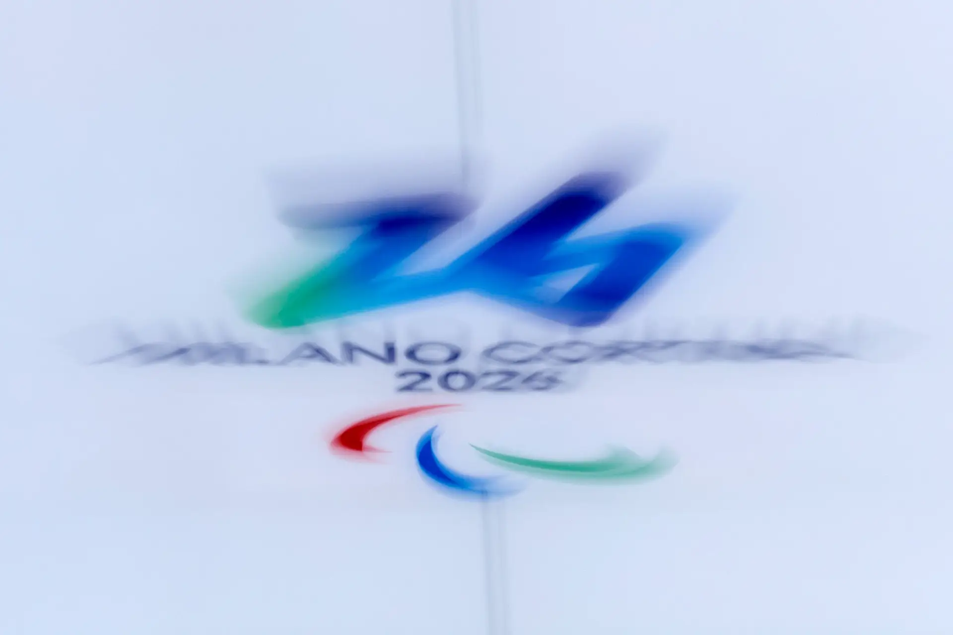 O símbolo dos Jogos Paralímpicos de Milão-Cortina na pista de curling da competição