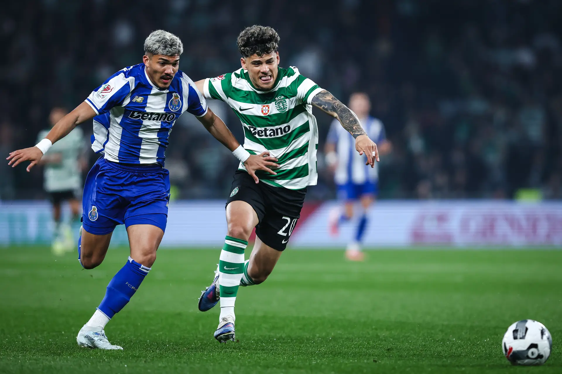 William Gomes, do FC Porto, e Maxi Araújo, do Sporting, a disputarem uma bola durante o jogo entre as duas equipas nas meias-finais da Taça de Portugal