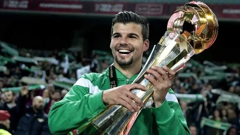 Frédéric com a Taça da Liga conquistada pelo Moreirense, em 2017
