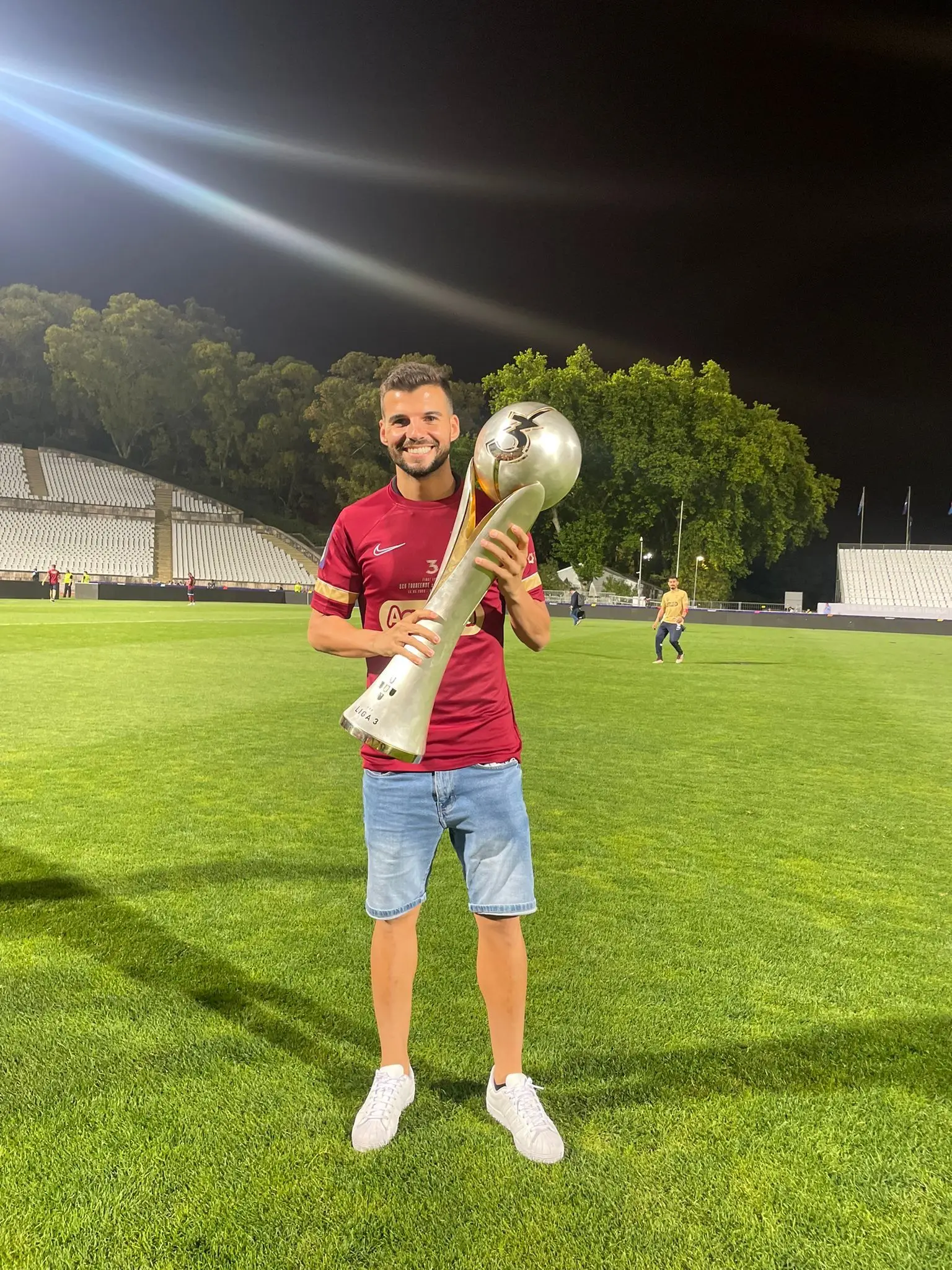 Frédéric com o troféu de campeão da Liga 3 que conquistou pelo Torreense