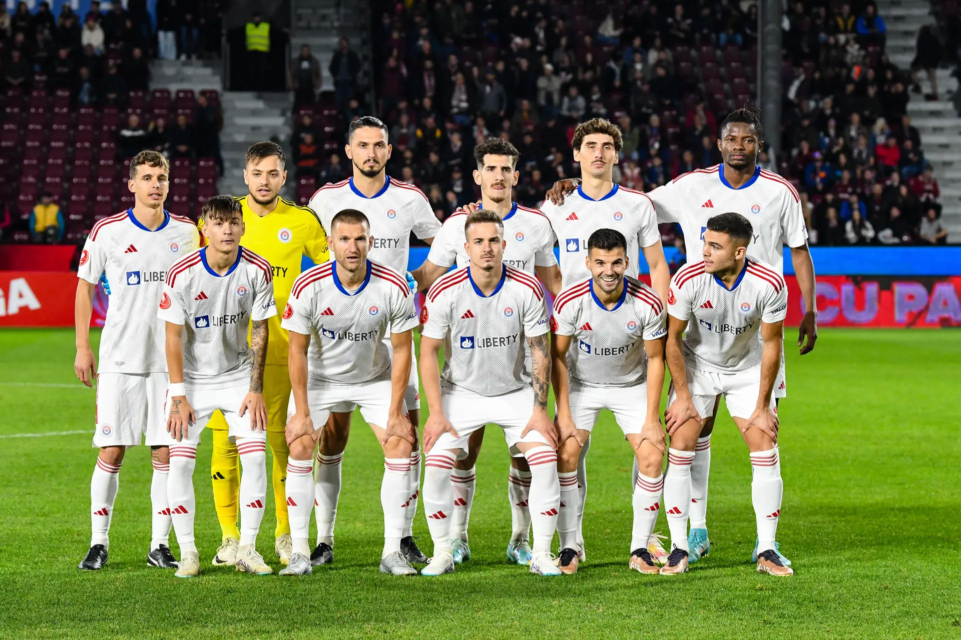 Frédéric (2º em baixo, à direita) com a equipa do FC Otelul, da Roménia