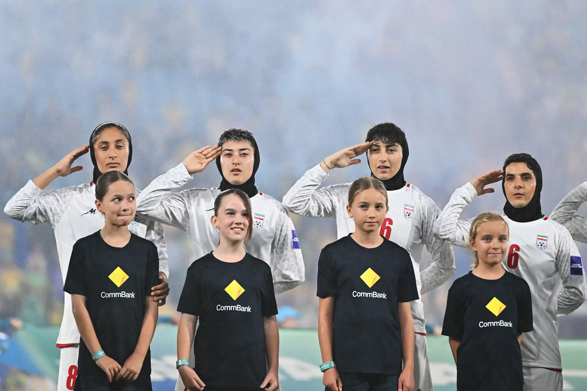 As jogadoras iranianas a saudarem o hino nacional do país antes da segunda partida da seleção na Taça Asiática feminina