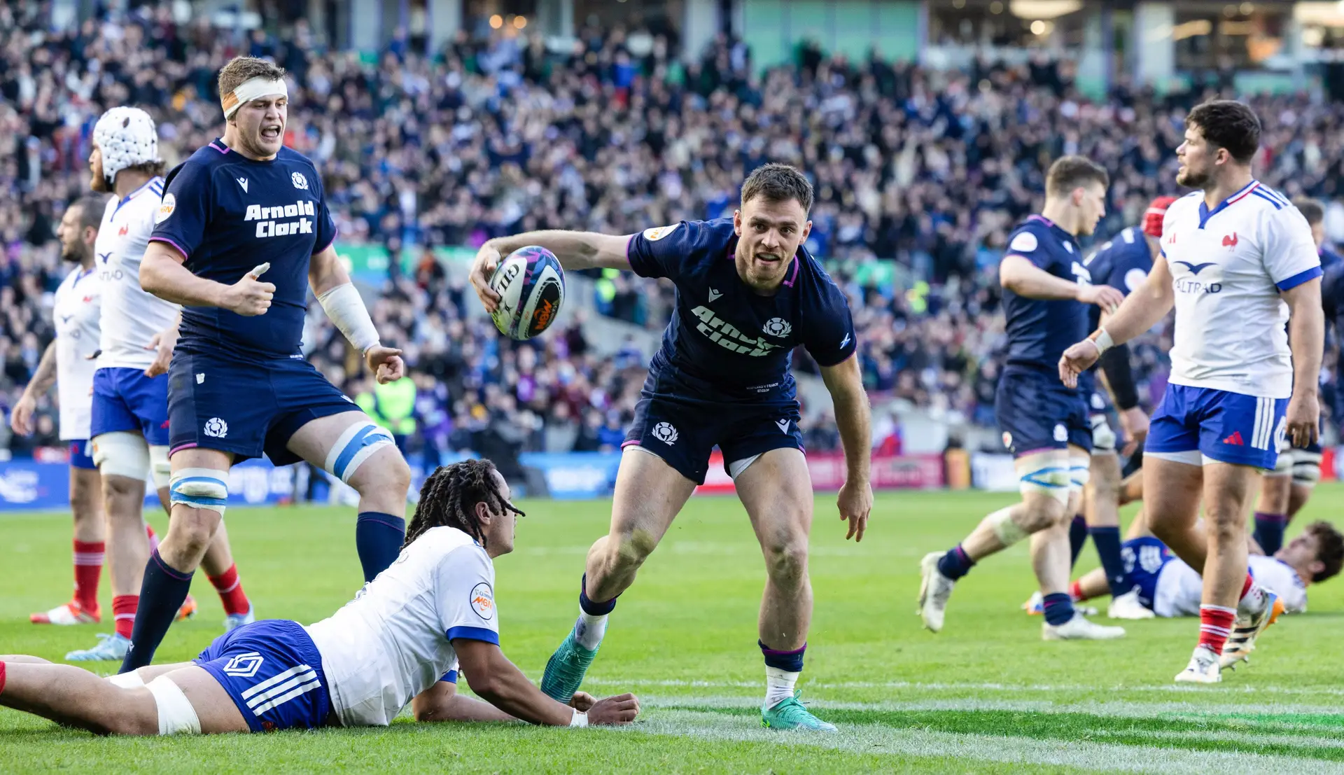 Ben White a celebrar o quarto ensaio da Escócia que garantiu o ponto bónus ofensivo