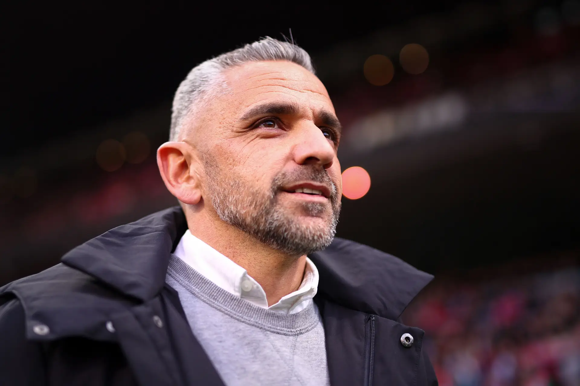 Rui Borges, treinador do Sporting, a sorrir para a bancada do Estádio Municipal de Braga