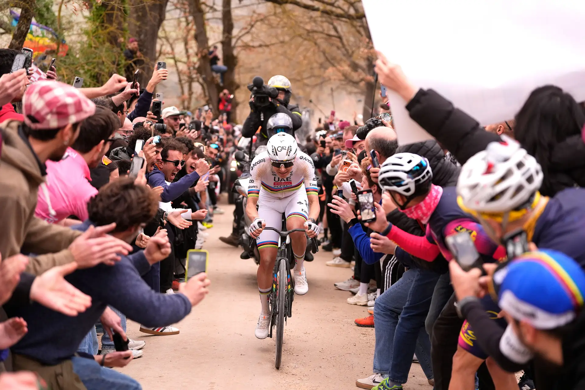Tadej Pogačar tornou-se o primeiro ciclista a vencer por quatro vezes a clássica de um dia italiana