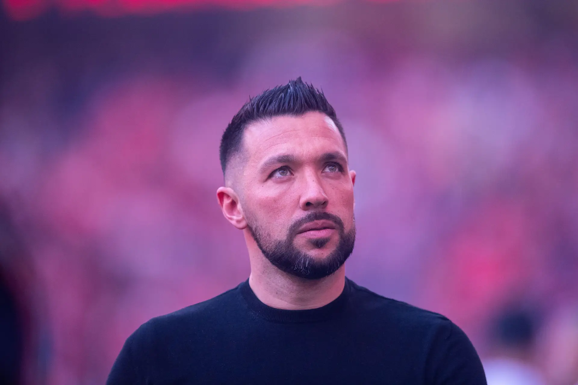 Francesco Farioli, treinador do FC Porto, a olhar para a bancada do Estádio da Luz