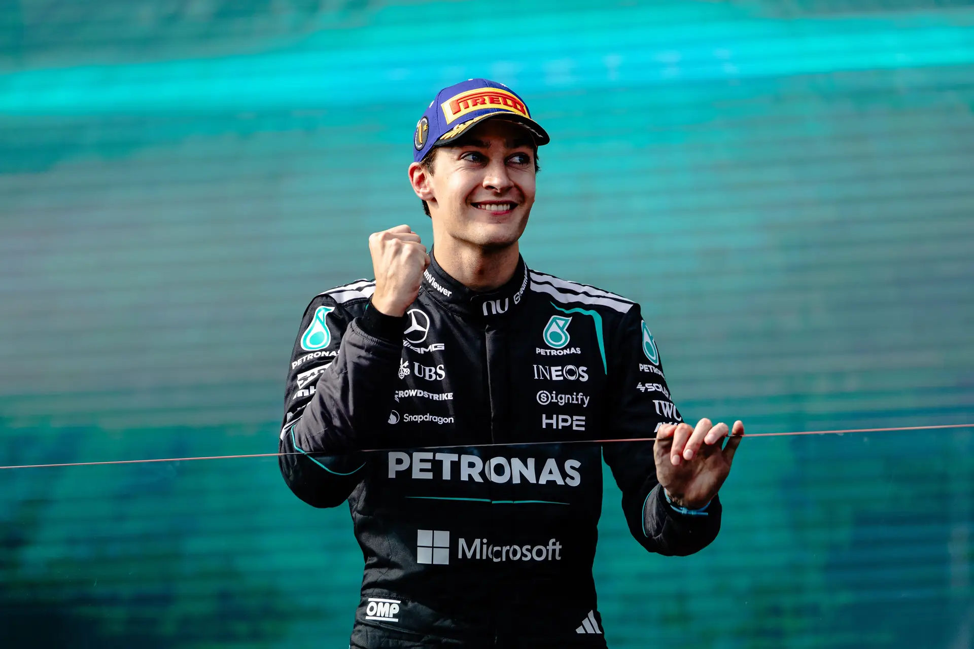 George Russell, da Mercedes, a celebrar a sua vitória no alto do pódio do circuito de Melbourne, na Austrália