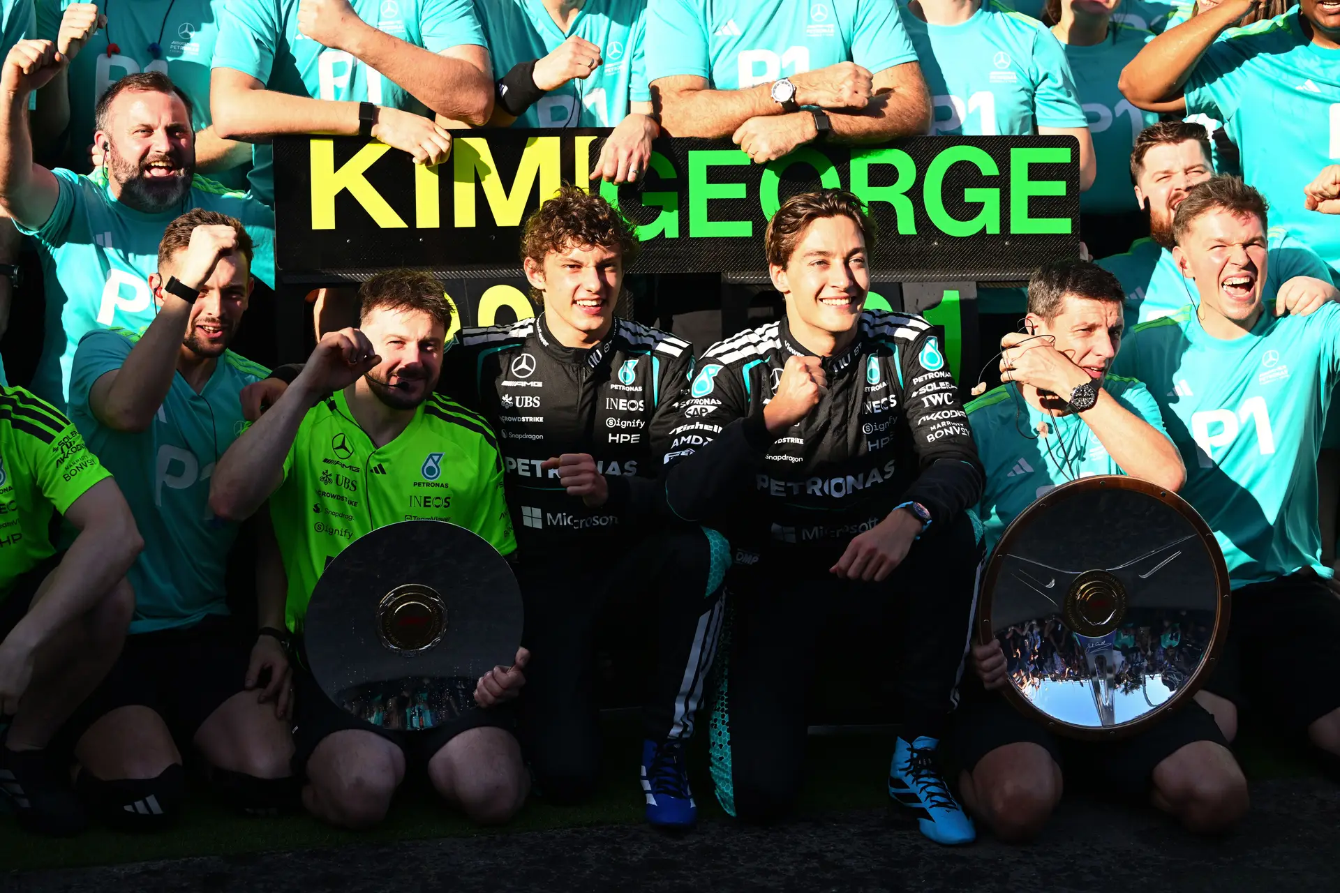 Kimi Antonelli, à esquerda, e George Russell, a celebrarem a dobradinha da Mercedes com a equipa