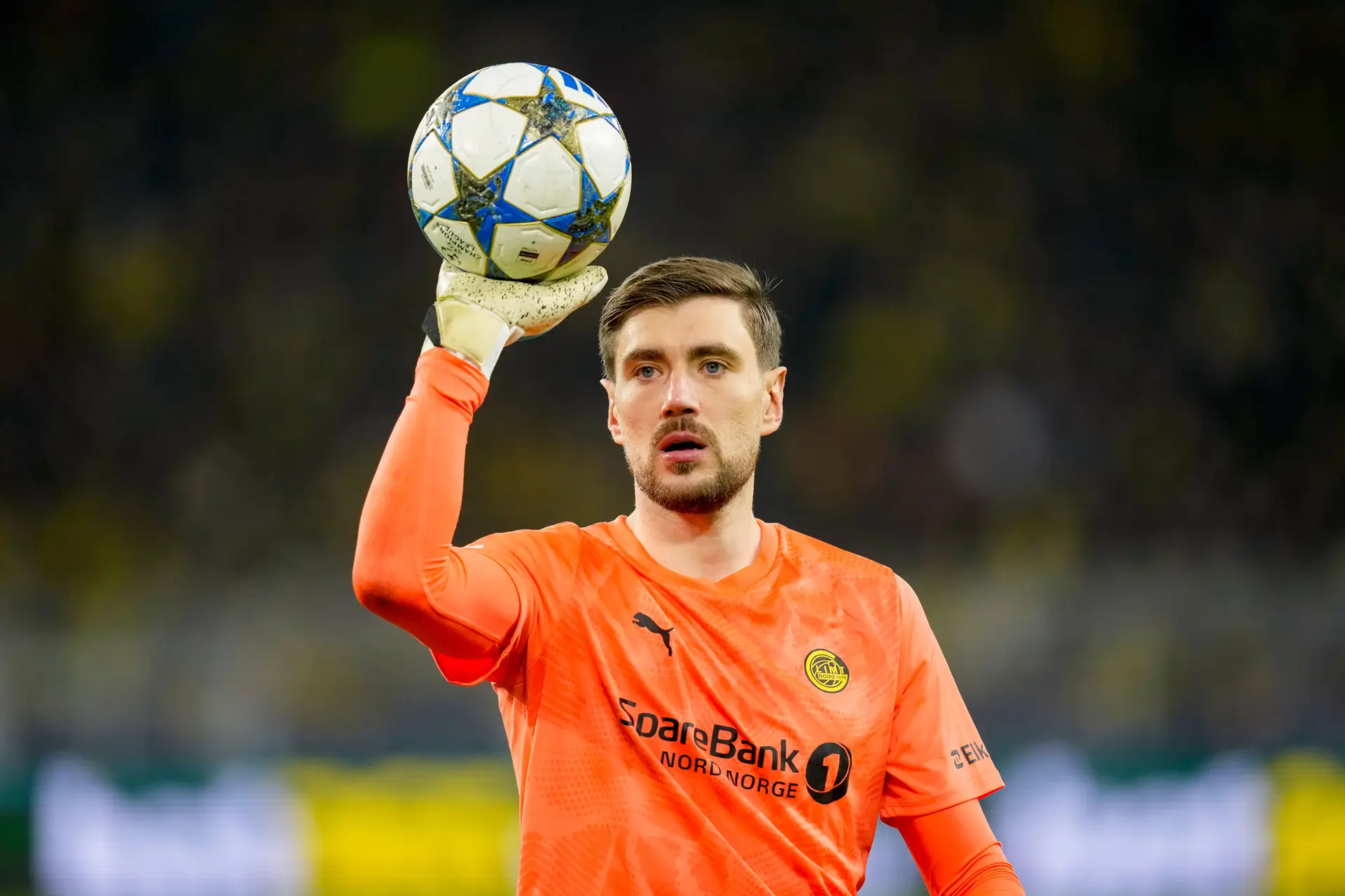 O guarda-redes do Bodø/Glimt nasceu em Israel, é russo, agora quer ser norueguês. E viveu na Madeira, sempre com “grandes chuteiras“