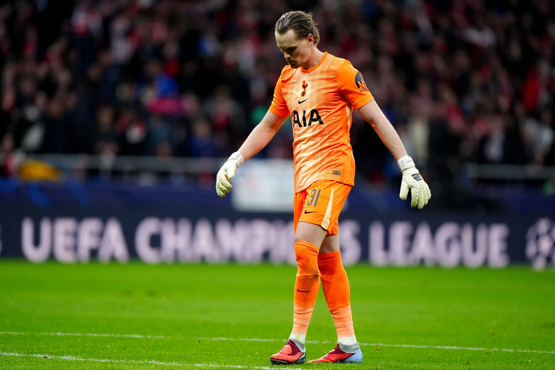 17 minutos, três golos sofridos, uma substituição: a estreia de pesadelo de Kinský na Champions agravou o caos de Tudor no Tottenham