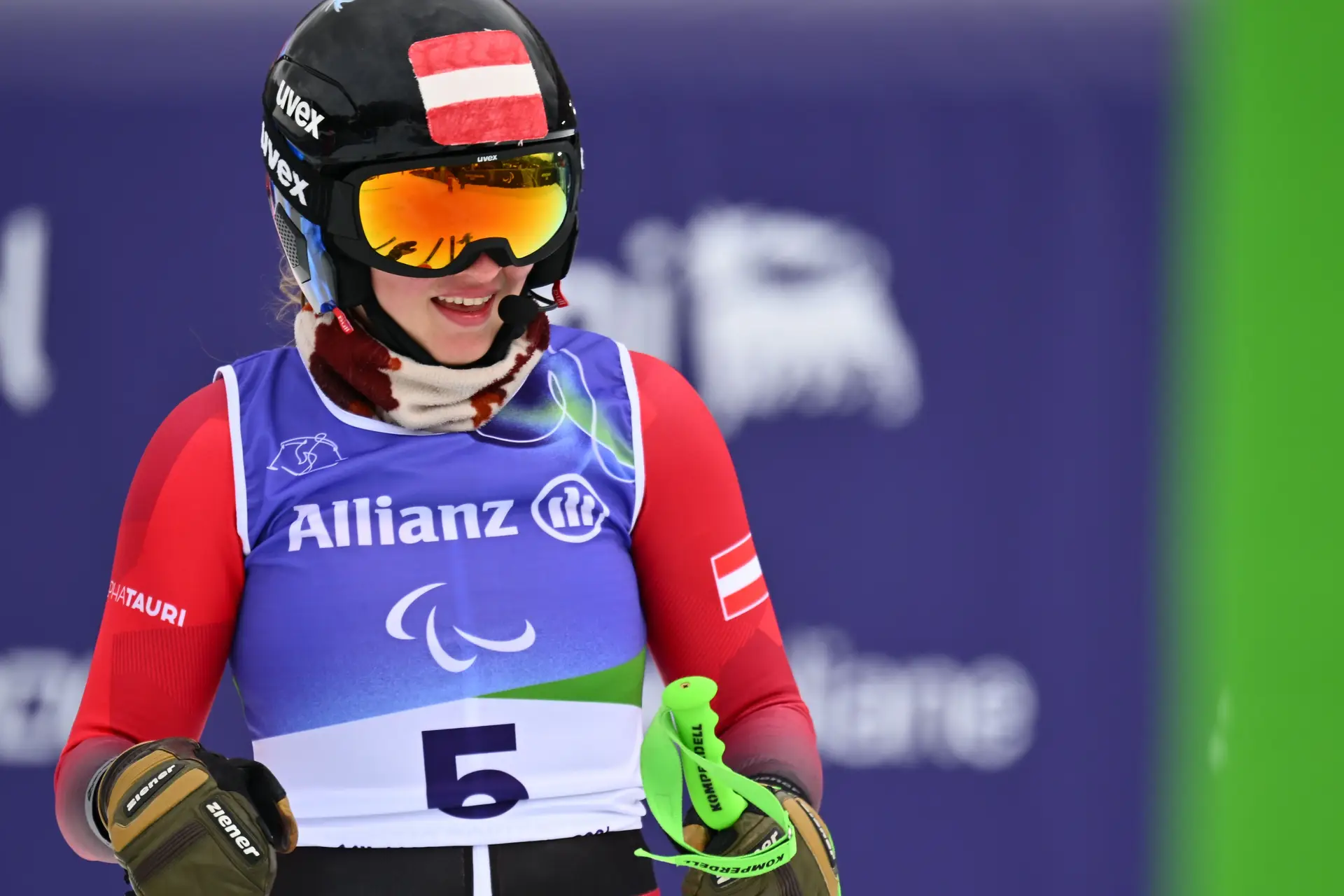 Veronika Aigner utiliza um intercomunicador para falar com o guia