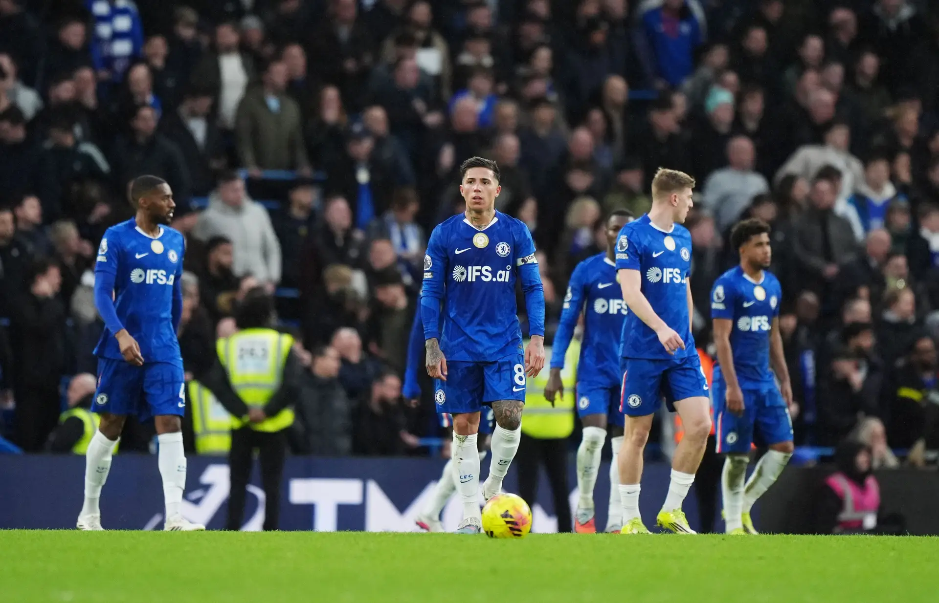 O atual capitão do Chelsea, Enzo Fernández, a caminhar para a bola depois de a equipa sofrer um golo num jogo da Premier League