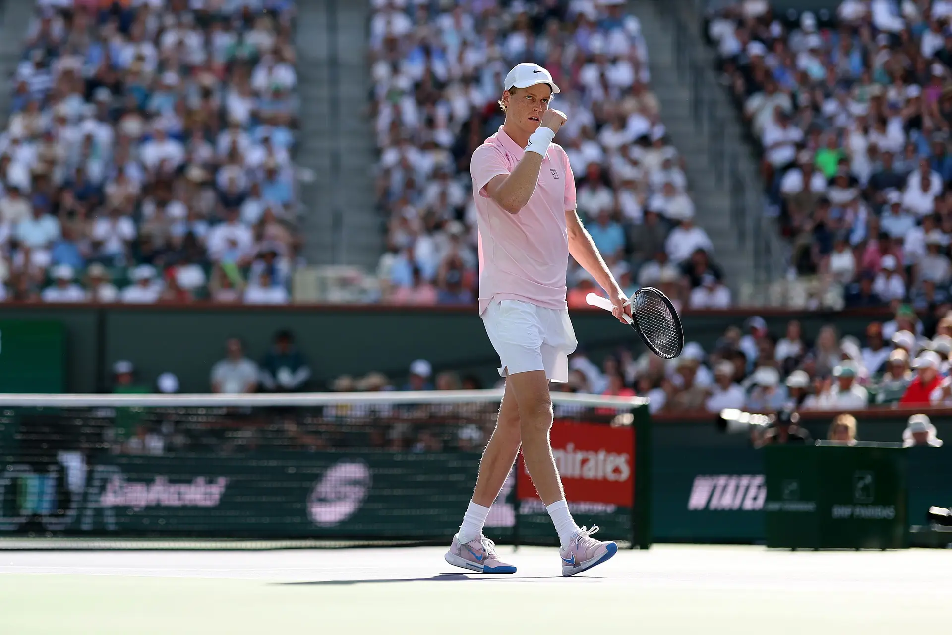 Jannik Sinner a reagir a um ponto ganho a Daniil Medvedev durante a final do torneio de Indian Wells