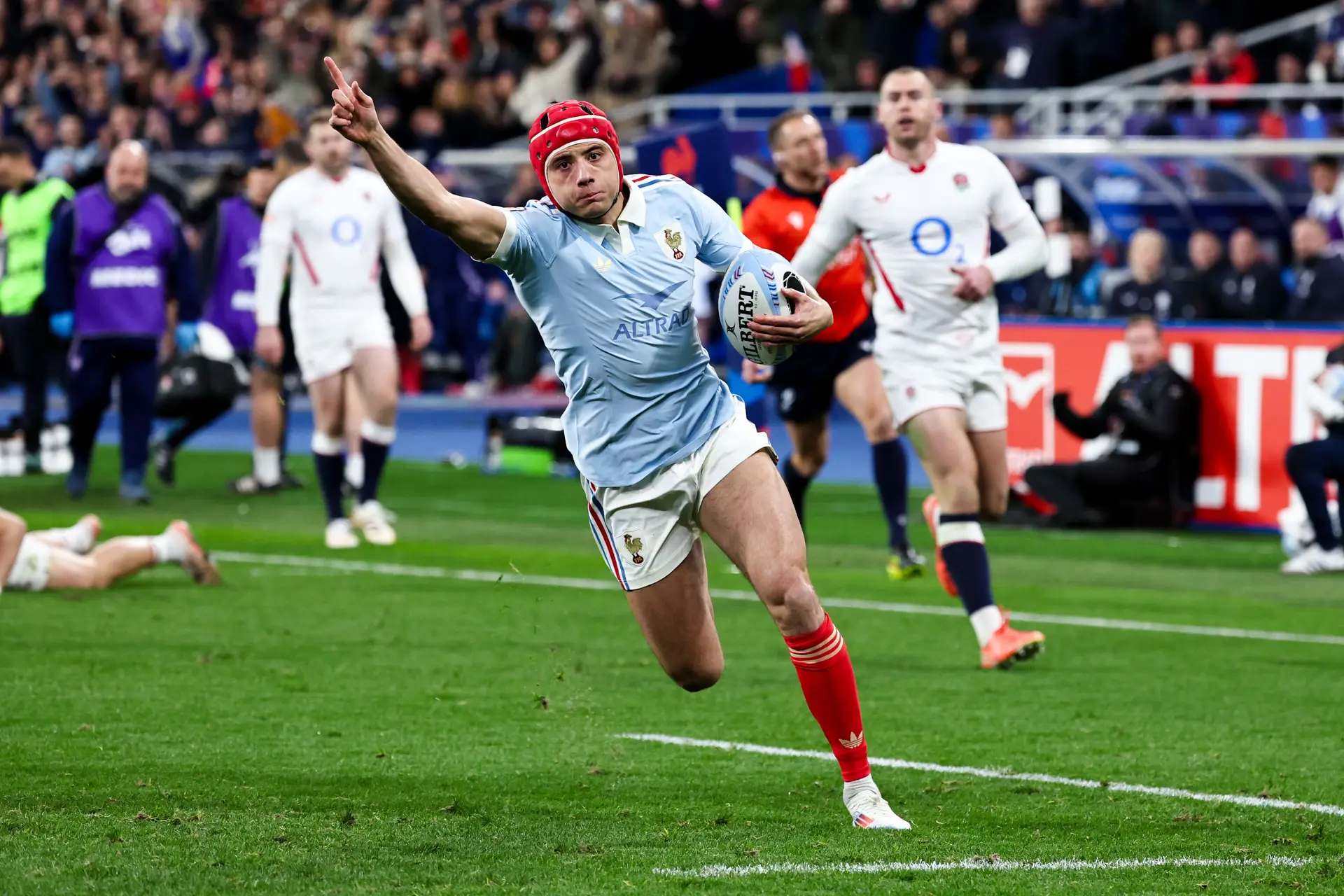 Louis Bielle-Biarrey a celebrar antes de marcar o primeiro dos quatro ensaios que fez contra a Inglaterra