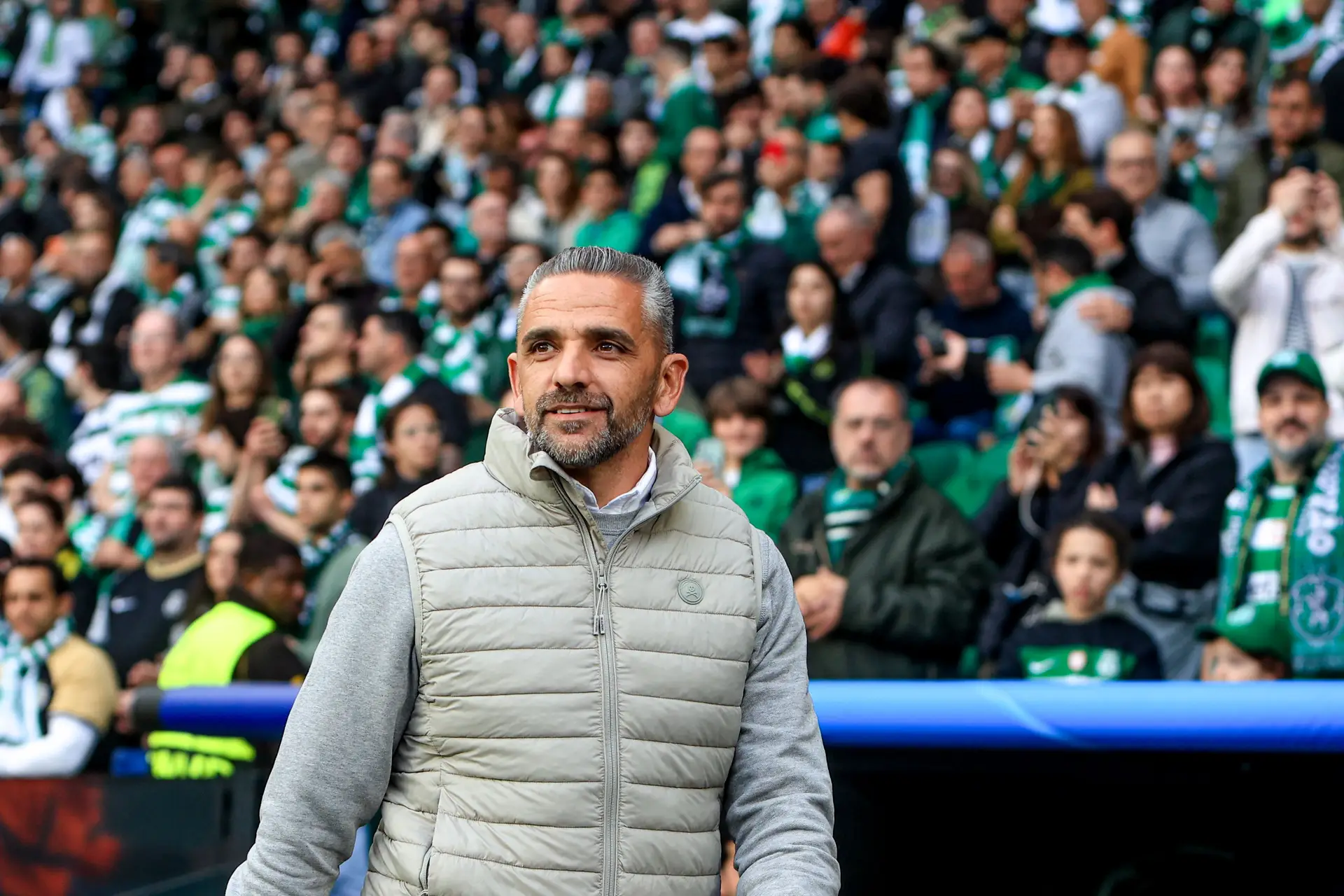 Rui Borges, treinador do Sporting, a sorrir no banco durante o jogo contra o Bodø/Glimt