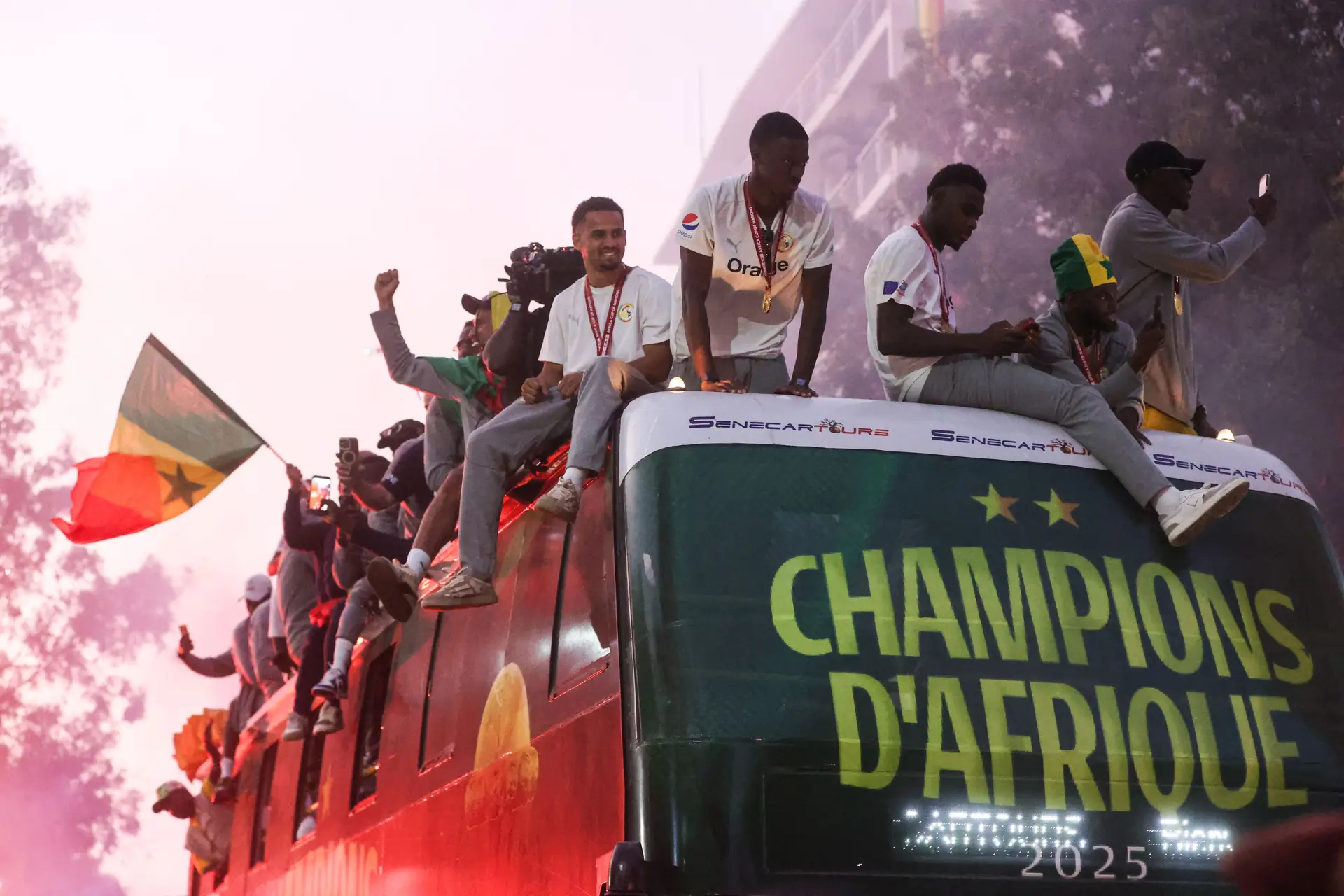 Os jogadores da seleção do Senegal a celebrarem a conquista da CAN nas ruas de Dakar, a capital do país
