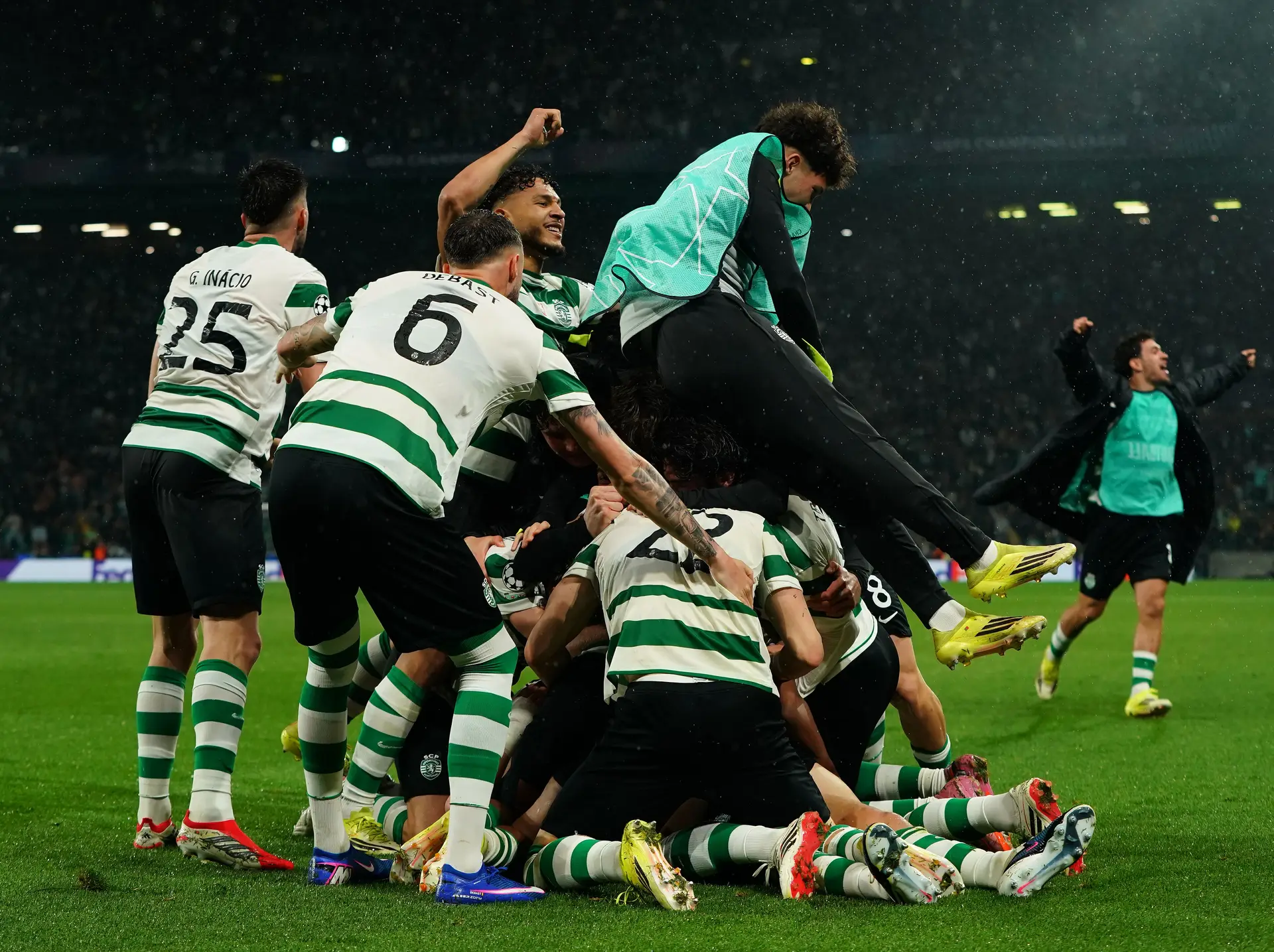 O efusivo festejo dos jogadores do Sporting após o quarto golo marcado ao Bodø/Glimt