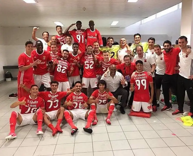 Luquinhas (camisola 82) com a restante equipa do Benfica B após uma vitoria sobre o SC Braga B
