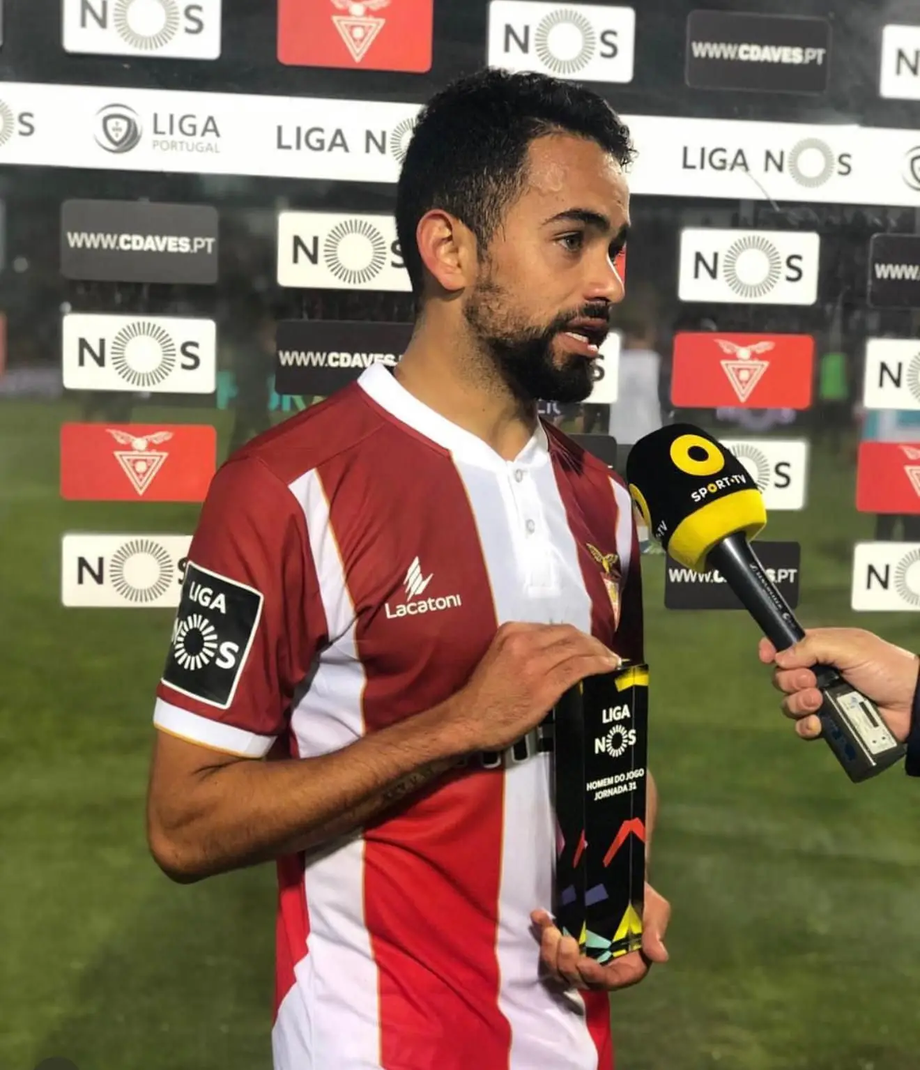 O extremo a dar uma entrevista depois de receber o trofeu de Homem do Jogo, pelo Desportivo das Aves